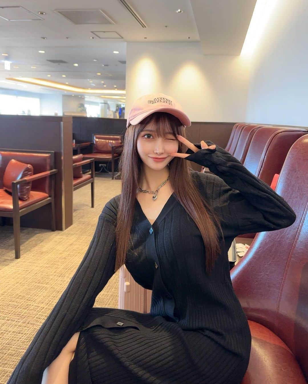 MAYUさんのインスタグラム写真 - (MAYUInstagram)「. 週末、1泊2日で弾丸北海道へ🛩️🩷 . 北海道に行くの何年ぶりだろうってくらい久しぶりで あっという間だったけど楽しかったなぁ😆🌱✨ . 行きの飛行機の出発時刻が30分以上遅れていたので ラウンジでおにぎりやらパンやら たくさん食べてたよっ🥐🍙🍵 . . #ootd#fashion#jal#lounge#haneda#japan#hanedaairport#airport#airportfashion#ganni#羽田空港#jalダイヤモンドプレミアラウンジ#ダイヤモンドプレミアラウンジ#空港#空港ファッション」10月9日 16時55分 - mayu.kina_golf