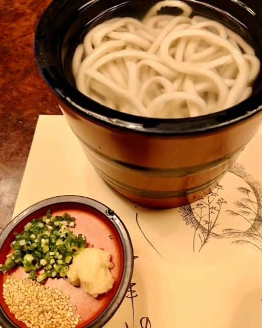 大地真央さんのインスタグラム写真 - (大地真央Instagram)「高松と言えば、讃岐うどん〜！！ 21年前の森田デザインのお店【郷屋敷】に ランチに行ってやっと本場の“うどん”をいただきました😋 （楽屋口の屋台のうどんは食べられなかったので…💦） 立派なお屋敷の素晴らしいお庭を眺めながら 素敵な空間でいただいた“うどん” 美味しかった〜〜〜🎵  昨日のレクザムホールでの 🌹最高のオバハン中島ハルコ🌹千秋楽❗ 皆様のあたたかい拍手、笑顔のスタンディングに 胸がいっぱいになりました‼️🥹 ご観劇くださいました皆様❣️ 本当に、ありがとうございました🙇‍♀ また高松でお会いできる日を楽しみにしています👋  #高松 #うどん #郷屋敷 #美味しかった 😋 #最高のオバハン中島ハルコ 🌹 #最高のオバハン #中島ハルコ #舞台ハルコ #レクザムホール #千秋楽 #ありがとうございました 💕 #新歌舞伎座 10月12日 〜10月15日 #長野市芸術館 10月19日 〜10月20日 #トーサイクラシックホール岩手 10月25日 〜10月26日 #やまぎん県民ホール 10月28日 〜10月29日 #大地真央 #MAODAICHI #森田恭通 #yasumichimorita」10月9日 16時56分 - daichimao_official