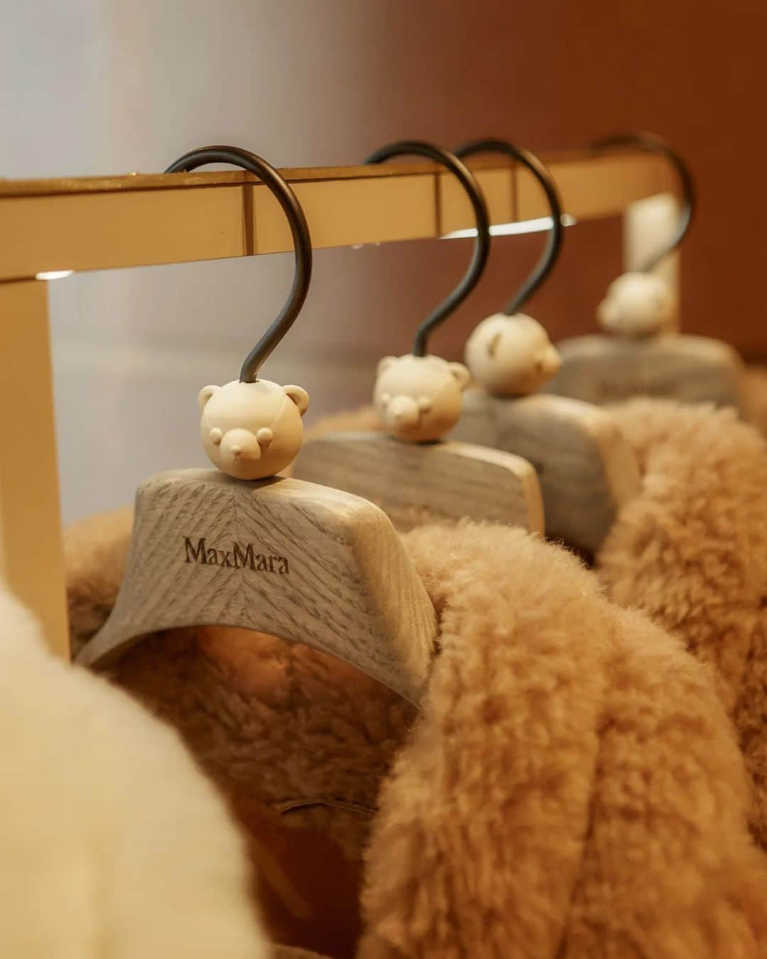 Mariko Kuoさんのインスタグラム写真 - (Mariko KuoInstagram)「TEDDY BEAR cuddles with you 🐻  Celebrating the 10th Anniversary of @maxmara's iconic Teddy Bear Coat at the exclusive @harrods Pop-up and Harrods Immersive Kids Pop-Up.  Taking place on the ground floor at Harrods, Max Mara’s exclusive interactive pop up consists of special edition products such as the Sparkling Teddy Bear Icon Coat in Camel and White, as well as the Mini Teddy Bear Icon Coat for Kids aged 5-12 years old.  Ayame loved snuggling in her Teddy Bear coat, especially with her mittens and hat 🧸🧸🧸  #MaxMaraTeddyBear #MaxMaraTeddyTen #MaxMara」10月9日 16時58分 - marikokuo