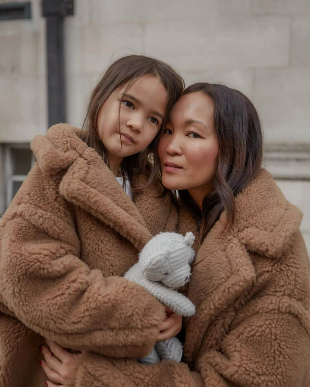 Mariko Kuoさんのインスタグラム写真 - (Mariko KuoInstagram)「TEDDY BEAR cuddles with you 🐻  Celebrating the 10th Anniversary of @maxmara's iconic Teddy Bear Coat at the exclusive @harrods Pop-up and Harrods Immersive Kids Pop-Up.  Taking place on the ground floor at Harrods, Max Mara’s exclusive interactive pop up consists of special edition products such as the Sparkling Teddy Bear Icon Coat in Camel and White, as well as the Mini Teddy Bear Icon Coat for Kids aged 5-12 years old.  Ayame loved snuggling in her Teddy Bear coat, especially with her mittens and hat 🧸🧸🧸  #MaxMaraTeddyBear #MaxMaraTeddyTen #MaxMara」10月9日 16時58分 - marikokuo