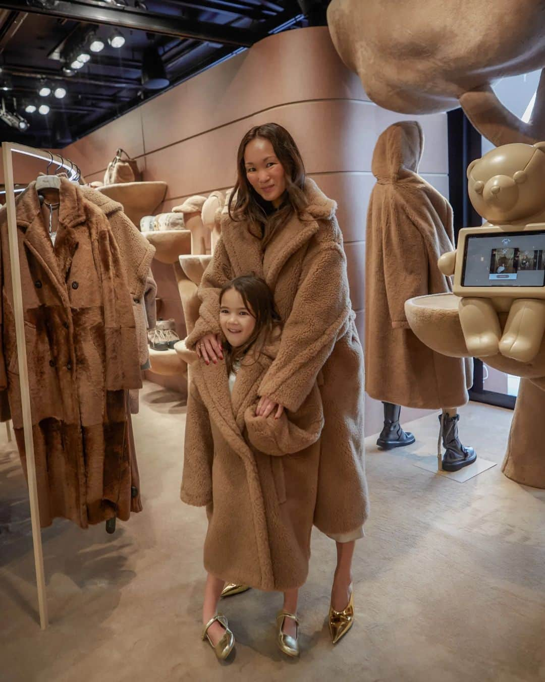 Mariko Kuoさんのインスタグラム写真 - (Mariko KuoInstagram)「TEDDY BEAR cuddles with you 🐻  Celebrating the 10th Anniversary of @maxmara's iconic Teddy Bear Coat at the exclusive @harrods Pop-up and Harrods Immersive Kids Pop-Up.  Taking place on the ground floor at Harrods, Max Mara’s exclusive interactive pop up consists of special edition products such as the Sparkling Teddy Bear Icon Coat in Camel and White, as well as the Mini Teddy Bear Icon Coat for Kids aged 5-12 years old.  Ayame loved snuggling in her Teddy Bear coat, especially with her mittens and hat 🧸🧸🧸  #MaxMaraTeddyBear #MaxMaraTeddyTen #MaxMara」10月9日 16時58分 - marikokuo