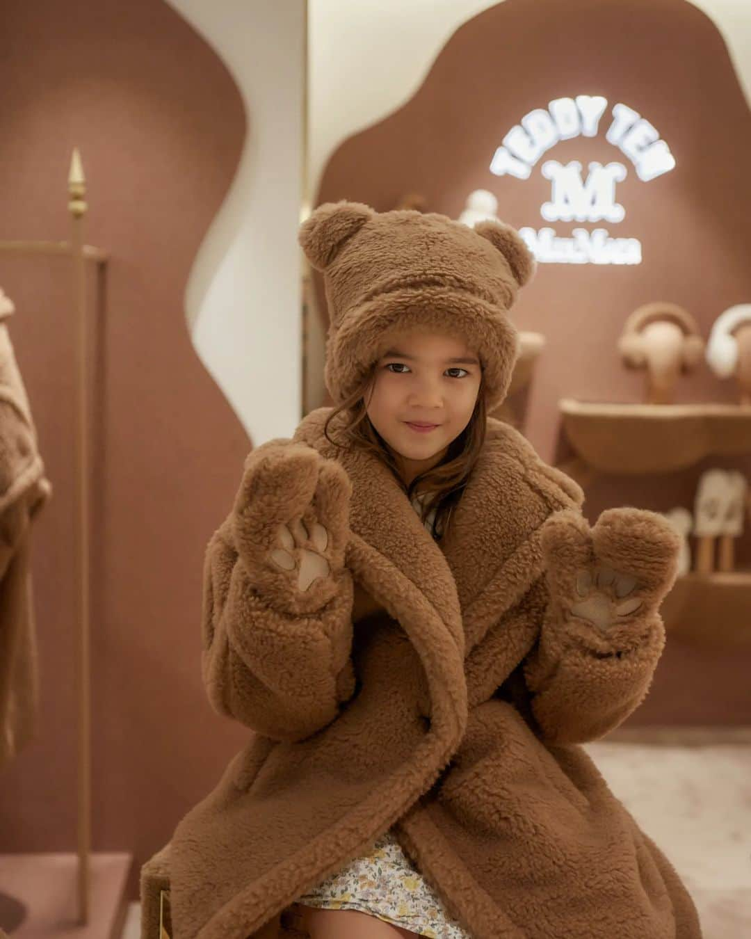 Mariko Kuoさんのインスタグラム写真 - (Mariko KuoInstagram)「TEDDY BEAR cuddles with you 🐻  Celebrating the 10th Anniversary of @maxmara's iconic Teddy Bear Coat at the exclusive @harrods Pop-up and Harrods Immersive Kids Pop-Up.  Taking place on the ground floor at Harrods, Max Mara’s exclusive interactive pop up consists of special edition products such as the Sparkling Teddy Bear Icon Coat in Camel and White, as well as the Mini Teddy Bear Icon Coat for Kids aged 5-12 years old.  Ayame loved snuggling in her Teddy Bear coat, especially with her mittens and hat 🧸🧸🧸  #MaxMaraTeddyBear #MaxMaraTeddyTen #MaxMara」10月9日 16時58分 - marikokuo