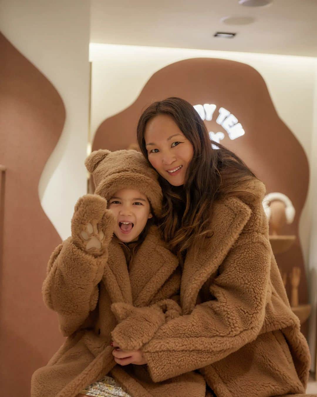 Mariko Kuoさんのインスタグラム写真 - (Mariko KuoInstagram)「TEDDY BEAR cuddles with you 🐻  Celebrating the 10th Anniversary of @maxmara's iconic Teddy Bear Coat at the exclusive @harrods Pop-up and Harrods Immersive Kids Pop-Up.  Taking place on the ground floor at Harrods, Max Mara’s exclusive interactive pop up consists of special edition products such as the Sparkling Teddy Bear Icon Coat in Camel and White, as well as the Mini Teddy Bear Icon Coat for Kids aged 5-12 years old.  Ayame loved snuggling in her Teddy Bear coat, especially with her mittens and hat 🧸🧸🧸  #MaxMaraTeddyBear #MaxMaraTeddyTen #MaxMara」10月9日 16時58分 - marikokuo