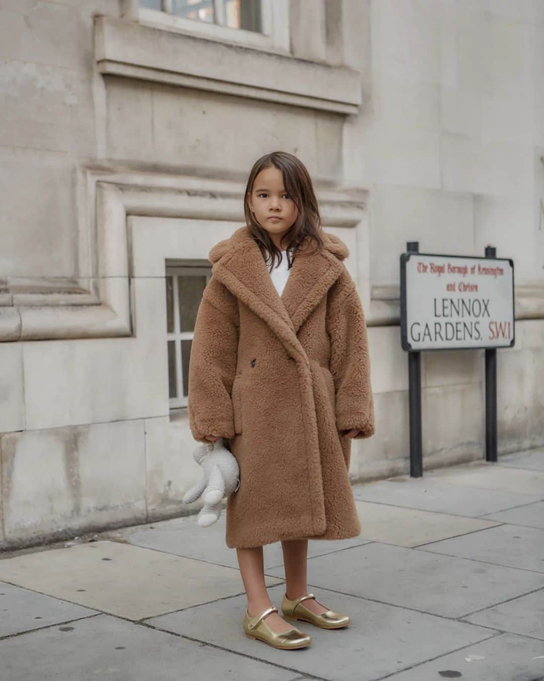 Mariko Kuoさんのインスタグラム写真 - (Mariko KuoInstagram)「TEDDY BEAR cuddles with you 🐻  Celebrating the 10th Anniversary of @maxmara's iconic Teddy Bear Coat at the exclusive @harrods Pop-up and Harrods Immersive Kids Pop-Up.  Taking place on the ground floor at Harrods, Max Mara’s exclusive interactive pop up consists of special edition products such as the Sparkling Teddy Bear Icon Coat in Camel and White, as well as the Mini Teddy Bear Icon Coat for Kids aged 5-12 years old.  Ayame loved snuggling in her Teddy Bear coat, especially with her mittens and hat 🧸🧸🧸  #MaxMaraTeddyBear #MaxMaraTeddyTen #MaxMara」10月9日 16時58分 - marikokuo