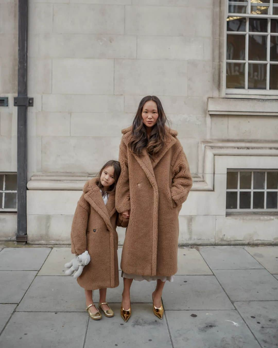 Mariko Kuoさんのインスタグラム写真 - (Mariko KuoInstagram)「TEDDY BEAR cuddles with you 🐻  Celebrating the 10th Anniversary of @maxmara's iconic Teddy Bear Coat at the exclusive @harrods Pop-up and Harrods Immersive Kids Pop-Up.  Taking place on the ground floor at Harrods, Max Mara’s exclusive interactive pop up consists of special edition products such as the Sparkling Teddy Bear Icon Coat in Camel and White, as well as the Mini Teddy Bear Icon Coat for Kids aged 5-12 years old.  Ayame loved snuggling in her Teddy Bear coat, especially with her mittens and hat 🧸🧸🧸  #MaxMaraTeddyBear #MaxMaraTeddyTen #MaxMara」10月9日 16時58分 - marikokuo