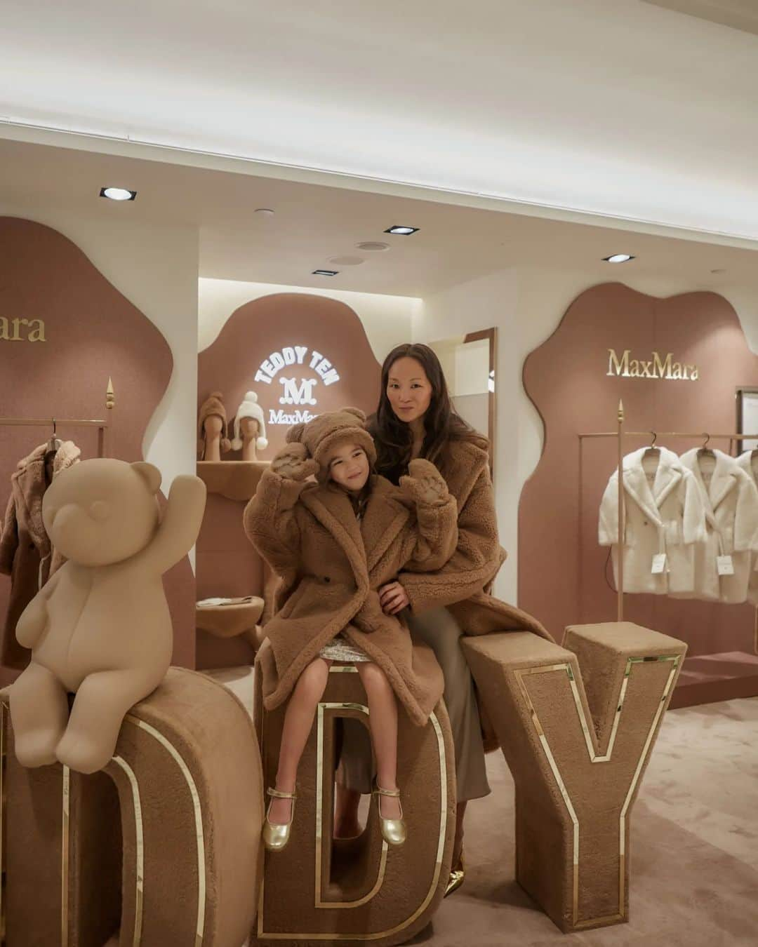 Mariko Kuoさんのインスタグラム写真 - (Mariko KuoInstagram)「TEDDY BEAR cuddles with you 🐻  Celebrating the 10th Anniversary of @maxmara's iconic Teddy Bear Coat at the exclusive @harrods Pop-up and Harrods Immersive Kids Pop-Up.  Taking place on the ground floor at Harrods, Max Mara’s exclusive interactive pop up consists of special edition products such as the Sparkling Teddy Bear Icon Coat in Camel and White, as well as the Mini Teddy Bear Icon Coat for Kids aged 5-12 years old.  Ayame loved snuggling in her Teddy Bear coat, especially with her mittens and hat 🧸🧸🧸  #MaxMaraTeddyBear #MaxMaraTeddyTen #MaxMara」10月9日 16時58分 - marikokuo