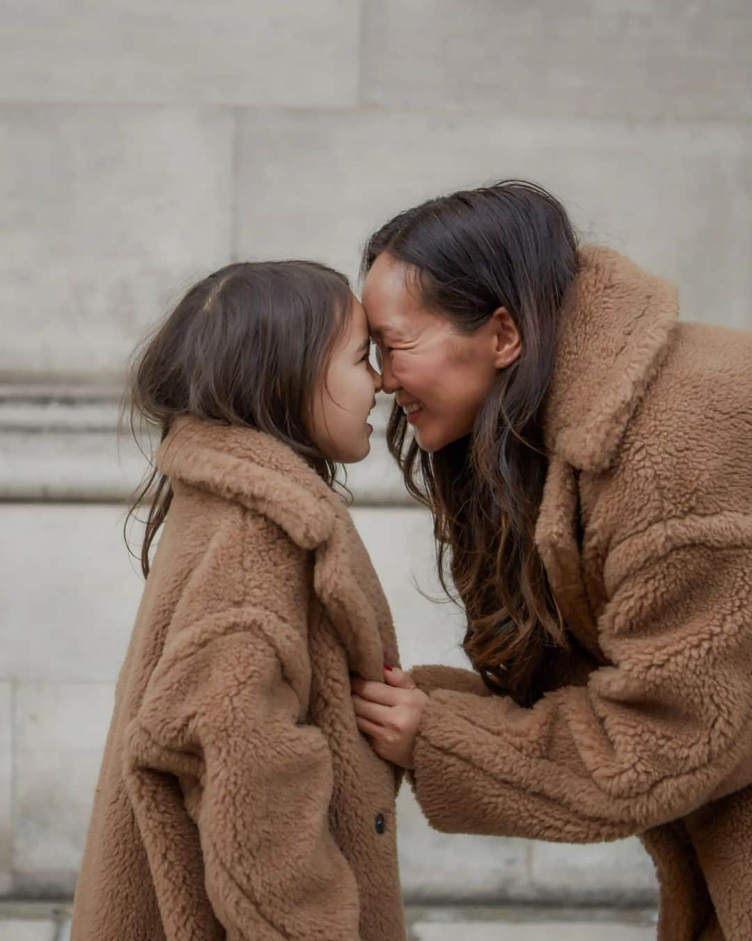 Mariko Kuoのインスタグラム：「TEDDY BEAR cuddles with you 🐻  Celebrating the 10th Anniversary of @maxmara's iconic Teddy Bear Coat at the exclusive @harrods Pop-up and Harrods Immersive Kids Pop-Up.  Taking place on the ground floor at Harrods, Max Mara’s exclusive interactive pop up consists of special edition products such as the Sparkling Teddy Bear Icon Coat in Camel and White, as well as the Mini Teddy Bear Icon Coat for Kids aged 5-12 years old.  Ayame loved snuggling in her Teddy Bear coat, especially with her mittens and hat 🧸🧸🧸  #MaxMaraTeddyBear #MaxMaraTeddyTen #MaxMara」