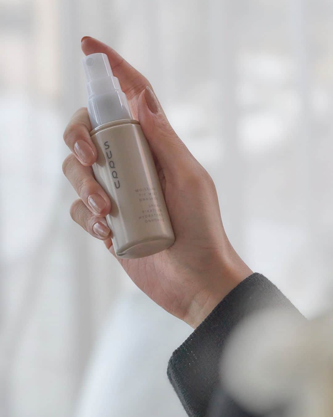SUQQU公式Instgramアカウントさんのインスタグラム写真 - (SUQQU公式InstgramアカウントInstagram)「A soft mist hydrates the skin, leaving it fresh and glowing. It can also be used to finish or correct your makeup.  ＜Instructions for use＞ With closed eyes and mouth, spray 5-6 pumps 20 cm away from the face.  Moisture Fix Mist Onnokou  肌あたりの良いミストが、肌をうるおいで満たし、みずみずしく艶やかな肌へ。 日中のお直しやメイクの仕上げの艶出しに。  ＜ご使用方法＞ 顔から20cmほど離し、目・口を閉じてお顔全体に5～6プッシュほどスプレーします。  モイスチャー フィックス ミスト 穏の香  #SUQQU #スック #jbeauty #cosmetics #SUQQU20th #SUQQUskincare #モイスチャーフィックスミスト #化粧水 #Skincare #newproducts」10月9日 17時00分 - suqqu_official