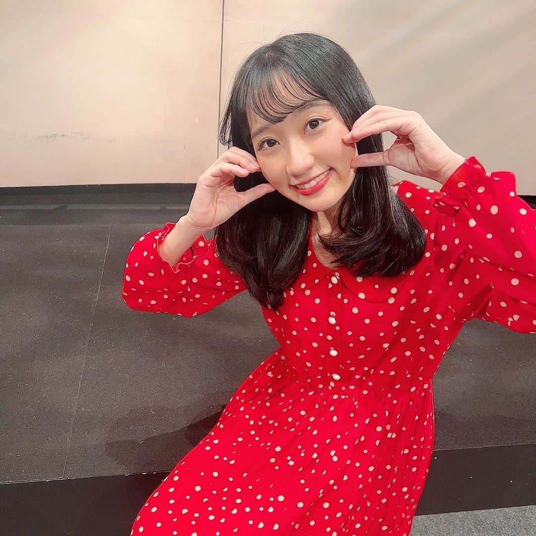 若松愛里さんのインスタグラム写真 - (若松愛里Instagram)「🐣 ・ ・ 舞台『OYUUGIKAI』イベント回 2023年10月6日(金)19:00公演  おじゃましました！  お昼の公演を観劇させていただき万全の状態で参戦✨  初演から引き続きの作品もありましたが、全てが別物と言っていいほど今回のカラーになっていました！！  イベントでは見どころや裏話のお話しをしたり、チーム対抗のクイズだったり運動会だったりをしました✨  その様子は配信にもありますので、 気になる方はぜひそちらからチェックしてくださいね☺️  https://twitcasting.tv/shop.php?search=OYUUGIKAI (配信は購入してから7日間アーカイブで見れるそうです◎お時間余裕ある時選んで見てねっ⭐️)  半数が過去に共演した方々というのもあって、温かく迎えてくださり楽しいイベントでした✨  舞台始める前からお世話になってるぴかるんさん、 私の初舞台で一緒だったちーちゃん✨ 共演や演出家さんとしてお世話になった方々！  何度も会えるのはキセキみたいなことで、 本当にご縁とは不思議なものです！！ また皆様にお会いできるように頑張ります🙌  ありがとうございましたっ！  #舞台 #イベント #ゲスト#OYUUGIKAI #OYUUGIKAI2023 #池袋 #シアター #グリーン #BOX #in #THEATER #配信 #アーカイブ #初演 #再演」10月9日 17時00分 - wakamatsuairi_official