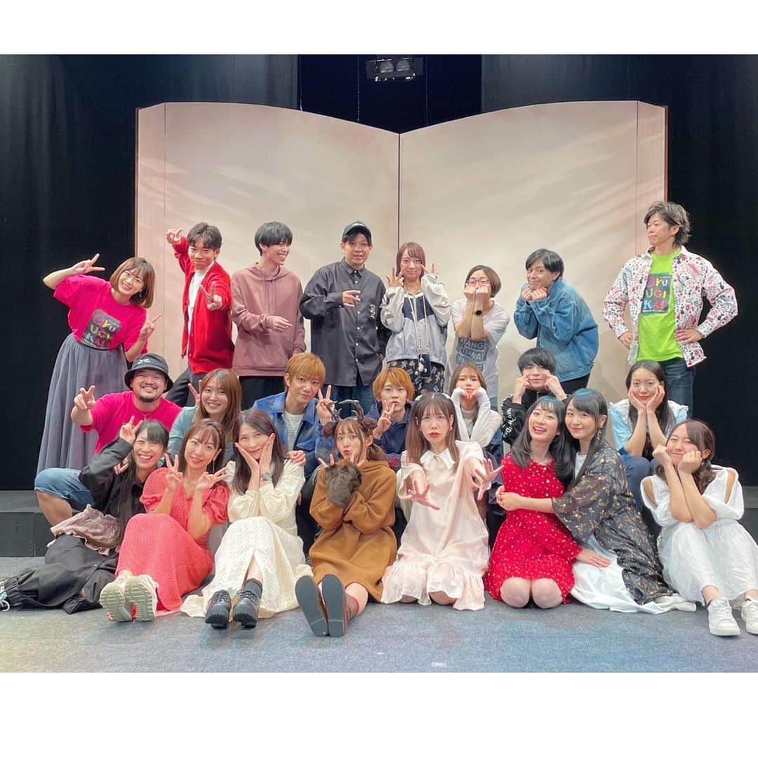 若松愛里さんのインスタグラム写真 - (若松愛里Instagram)「🐣 ・ ・ 舞台『OYUUGIKAI』イベント回 2023年10月6日(金)19:00公演  おじゃましました！  お昼の公演を観劇させていただき万全の状態で参戦✨  初演から引き続きの作品もありましたが、全てが別物と言っていいほど今回のカラーになっていました！！  イベントでは見どころや裏話のお話しをしたり、チーム対抗のクイズだったり運動会だったりをしました✨  その様子は配信にもありますので、 気になる方はぜひそちらからチェックしてくださいね☺️  https://twitcasting.tv/shop.php?search=OYUUGIKAI (配信は購入してから7日間アーカイブで見れるそうです◎お時間余裕ある時選んで見てねっ⭐️)  半数が過去に共演した方々というのもあって、温かく迎えてくださり楽しいイベントでした✨  舞台始める前からお世話になってるぴかるんさん、 私の初舞台で一緒だったちーちゃん✨ 共演や演出家さんとしてお世話になった方々！  何度も会えるのはキセキみたいなことで、 本当にご縁とは不思議なものです！！ また皆様にお会いできるように頑張ります🙌  ありがとうございましたっ！  #舞台 #イベント #ゲスト#OYUUGIKAI #OYUUGIKAI2023 #池袋 #シアター #グリーン #BOX #in #THEATER #配信 #アーカイブ #初演 #再演」10月9日 17時00分 - wakamatsuairi_official