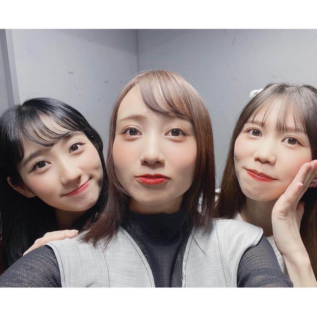 若松愛里さんのインスタグラム写真 - (若松愛里Instagram)「🐣 ・ ・ 舞台『OYUUGIKAI』イベント回 2023年10月6日(金)19:00公演  おじゃましました！  お昼の公演を観劇させていただき万全の状態で参戦✨  初演から引き続きの作品もありましたが、全てが別物と言っていいほど今回のカラーになっていました！！  イベントでは見どころや裏話のお話しをしたり、チーム対抗のクイズだったり運動会だったりをしました✨  その様子は配信にもありますので、 気になる方はぜひそちらからチェックしてくださいね☺️  https://twitcasting.tv/shop.php?search=OYUUGIKAI (配信は購入してから7日間アーカイブで見れるそうです◎お時間余裕ある時選んで見てねっ⭐️)  半数が過去に共演した方々というのもあって、温かく迎えてくださり楽しいイベントでした✨  舞台始める前からお世話になってるぴかるんさん、 私の初舞台で一緒だったちーちゃん✨ 共演や演出家さんとしてお世話になった方々！  何度も会えるのはキセキみたいなことで、 本当にご縁とは不思議なものです！！ また皆様にお会いできるように頑張ります🙌  ありがとうございましたっ！  #舞台 #イベント #ゲスト#OYUUGIKAI #OYUUGIKAI2023 #池袋 #シアター #グリーン #BOX #in #THEATER #配信 #アーカイブ #初演 #再演」10月9日 17時00分 - wakamatsuairi_official