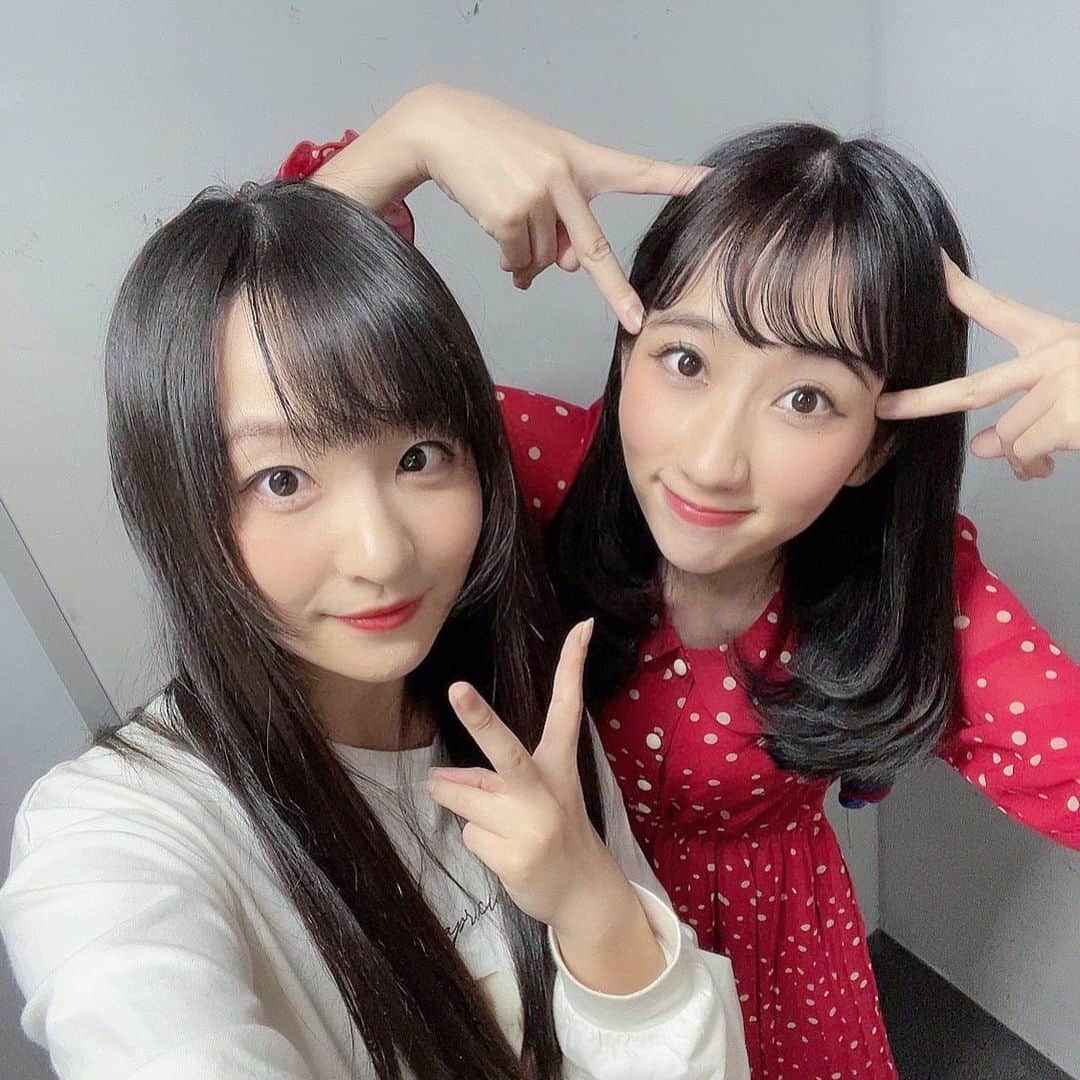 若松愛里さんのインスタグラム写真 - (若松愛里Instagram)「🐣 ・ ・ 舞台『OYUUGIKAI』イベント回 2023年10月6日(金)19:00公演  おじゃましました！  お昼の公演を観劇させていただき万全の状態で参戦✨  初演から引き続きの作品もありましたが、全てが別物と言っていいほど今回のカラーになっていました！！  イベントでは見どころや裏話のお話しをしたり、チーム対抗のクイズだったり運動会だったりをしました✨  その様子は配信にもありますので、 気になる方はぜひそちらからチェックしてくださいね☺️  https://twitcasting.tv/shop.php?search=OYUUGIKAI (配信は購入してから7日間アーカイブで見れるそうです◎お時間余裕ある時選んで見てねっ⭐️)  半数が過去に共演した方々というのもあって、温かく迎えてくださり楽しいイベントでした✨  舞台始める前からお世話になってるぴかるんさん、 私の初舞台で一緒だったちーちゃん✨ 共演や演出家さんとしてお世話になった方々！  何度も会えるのはキセキみたいなことで、 本当にご縁とは不思議なものです！！ また皆様にお会いできるように頑張ります🙌  ありがとうございましたっ！  #舞台 #イベント #ゲスト#OYUUGIKAI #OYUUGIKAI2023 #池袋 #シアター #グリーン #BOX #in #THEATER #配信 #アーカイブ #初演 #再演」10月9日 17時00分 - wakamatsuairi_official