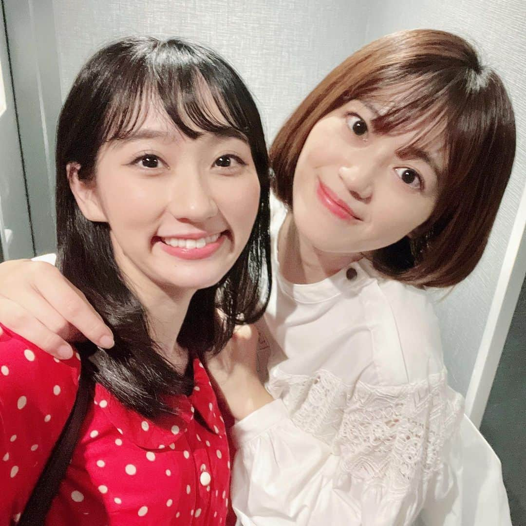 若松愛里さんのインスタグラム写真 - (若松愛里Instagram)「🐣 ・ ・ 舞台『OYUUGIKAI』イベント回 2023年10月6日(金)19:00公演  おじゃましました！  お昼の公演を観劇させていただき万全の状態で参戦✨  初演から引き続きの作品もありましたが、全てが別物と言っていいほど今回のカラーになっていました！！  イベントでは見どころや裏話のお話しをしたり、チーム対抗のクイズだったり運動会だったりをしました✨  その様子は配信にもありますので、 気になる方はぜひそちらからチェックしてくださいね☺️  https://twitcasting.tv/shop.php?search=OYUUGIKAI (配信は購入してから7日間アーカイブで見れるそうです◎お時間余裕ある時選んで見てねっ⭐️)  半数が過去に共演した方々というのもあって、温かく迎えてくださり楽しいイベントでした✨  舞台始める前からお世話になってるぴかるんさん、 私の初舞台で一緒だったちーちゃん✨ 共演や演出家さんとしてお世話になった方々！  何度も会えるのはキセキみたいなことで、 本当にご縁とは不思議なものです！！ また皆様にお会いできるように頑張ります🙌  ありがとうございましたっ！  #舞台 #イベント #ゲスト#OYUUGIKAI #OYUUGIKAI2023 #池袋 #シアター #グリーン #BOX #in #THEATER #配信 #アーカイブ #初演 #再演」10月9日 17時00分 - wakamatsuairi_official