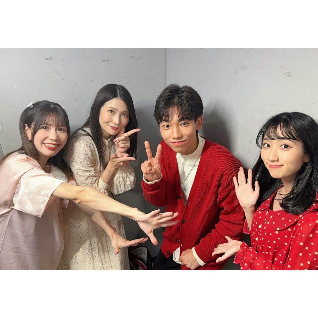 若松愛里さんのインスタグラム写真 - (若松愛里Instagram)「🐣 ・ ・ 舞台『OYUUGIKAI』イベント回 2023年10月6日(金)19:00公演  おじゃましました！  お昼の公演を観劇させていただき万全の状態で参戦✨  初演から引き続きの作品もありましたが、全てが別物と言っていいほど今回のカラーになっていました！！  イベントでは見どころや裏話のお話しをしたり、チーム対抗のクイズだったり運動会だったりをしました✨  その様子は配信にもありますので、 気になる方はぜひそちらからチェックしてくださいね☺️  https://twitcasting.tv/shop.php?search=OYUUGIKAI (配信は購入してから7日間アーカイブで見れるそうです◎お時間余裕ある時選んで見てねっ⭐️)  半数が過去に共演した方々というのもあって、温かく迎えてくださり楽しいイベントでした✨  舞台始める前からお世話になってるぴかるんさん、 私の初舞台で一緒だったちーちゃん✨ 共演や演出家さんとしてお世話になった方々！  何度も会えるのはキセキみたいなことで、 本当にご縁とは不思議なものです！！ また皆様にお会いできるように頑張ります🙌  ありがとうございましたっ！  #舞台 #イベント #ゲスト#OYUUGIKAI #OYUUGIKAI2023 #池袋 #シアター #グリーン #BOX #in #THEATER #配信 #アーカイブ #初演 #再演」10月9日 17時00分 - wakamatsuairi_official