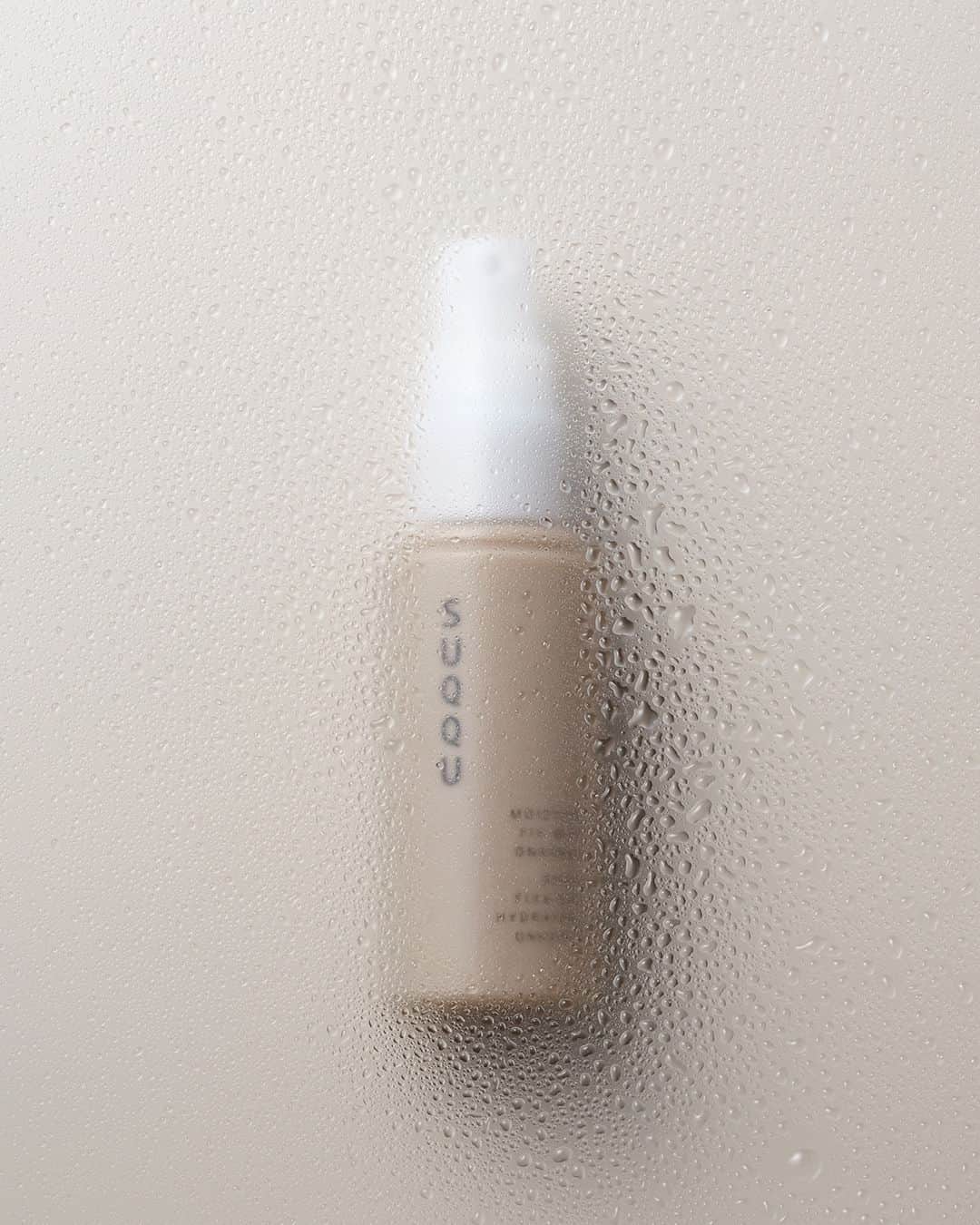 SUQQU公式Instgramアカウントのインスタグラム：「A soft mist hydrates the skin, leaving it fresh and glowing. It can also be used to finish or correct your makeup.  ＜Instructions for use＞ With closed eyes and mouth, spray 5-6 pumps 20 cm away from the face.  Moisture Fix Mist Onnokou  肌あたりの良いミストが、肌をうるおいで満たし、みずみずしく艶やかな肌へ。 日中のお直しやメイクの仕上げの艶出しに。  ＜ご使用方法＞ 顔から20cmほど離し、目・口を閉じてお顔全体に5～6プッシュほどスプレーします。  モイスチャー フィックス ミスト 穏の香  #SUQQU #スック #jbeauty #cosmetics #SUQQU20th #SUQQUskincare #モイスチャーフィックスミスト #化粧水 #Skincare #newproducts」