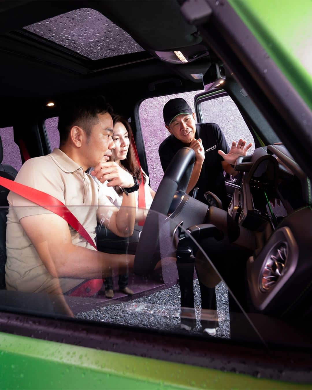 Mercedes-Benz Thailandさんのインスタグラム写真 - (Mercedes-Benz ThailandInstagram)「❤️‍🔥 ปลุกจิตวิญญาณแห่งความเร้าใจ และ พาคุณสปีดไปกับความเร็วแรง  ให้คุณได้สัมผัสประสบการณ์การขับขี่รูปแบบใหม่อย่างเต็มขั้น กับ ‘AMG Experience On Road’ ซึ่งในครั้งนี้เราได้ยกกองทัพ Mercedes-AMG ที่อัดแน่นไปด้วยขุมพลังแห่งความสปอร์ต และเทคโนโลยีล้ำสมัยหลากหลายรุ่นพร้อมมอบแรงบิดได้อย่างเต็มกำลังทั้ง Mercedes-AMG G 63 เจ้าแห่ง Off-Road, ตำนานไอคอน Roadster อย่าง Mercedes-AMG SL 43, Mercedes-Maybach S 580 e Premium ยนตรกรรมแห่งความหรูหรา สง่างาม และยังมอบความสะดวกสบายให้คุณทุกขณะขับเคลื่อน และยังมี Mercedes-Benz อีกหลายรุ่นที่พร้อมมุ่งสู่เส้นทางริมทะเลอันดามัน  จะสนุกและประทับใจมากแค่ไหน มาชมไปพร้อมกันได้เลย…   จะสนุกและประทับใจมากแค่ไหน มาชมไปพร้อมกันได้เลย…   #AMG #MercedesAMG #Maybach #MercedesBenzThailand」10月9日 17時00分 - mercedesbenzthailand