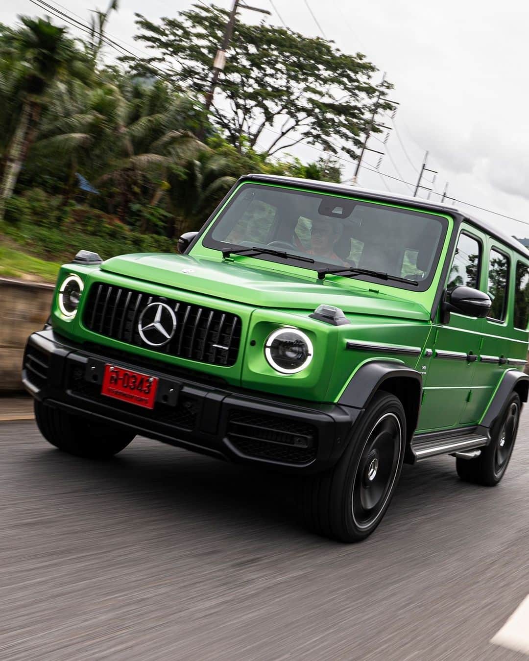 Mercedes-Benz Thailandのインスタグラム：「❤️‍🔥 ปลุกจิตวิญญาณแห่งความเร้าใจ และ พาคุณสปีดไปกับความเร็วแรง  ให้คุณได้สัมผัสประสบการณ์การขับขี่รูปแบบใหม่อย่างเต็มขั้น กับ ‘AMG Experience On Road’ ซึ่งในครั้งนี้เราได้ยกกองทัพ Mercedes-AMG ที่อัดแน่นไปด้วยขุมพลังแห่งความสปอร์ต และเทคโนโลยีล้ำสมัยหลากหลายรุ่นพร้อมมอบแรงบิดได้อย่างเต็มกำลังทั้ง Mercedes-AMG G 63 เจ้าแห่ง Off-Road, ตำนานไอคอน Roadster อย่าง Mercedes-AMG SL 43, Mercedes-Maybach S 580 e Premium ยนตรกรรมแห่งความหรูหรา สง่างาม และยังมอบความสะดวกสบายให้คุณทุกขณะขับเคลื่อน และยังมี Mercedes-Benz อีกหลายรุ่นที่พร้อมมุ่งสู่เส้นทางริมทะเลอันดามัน  จะสนุกและประทับใจมากแค่ไหน มาชมไปพร้อมกันได้เลย…   จะสนุกและประทับใจมากแค่ไหน มาชมไปพร้อมกันได้เลย…   #AMG #MercedesAMG #Maybach #MercedesBenzThailand」