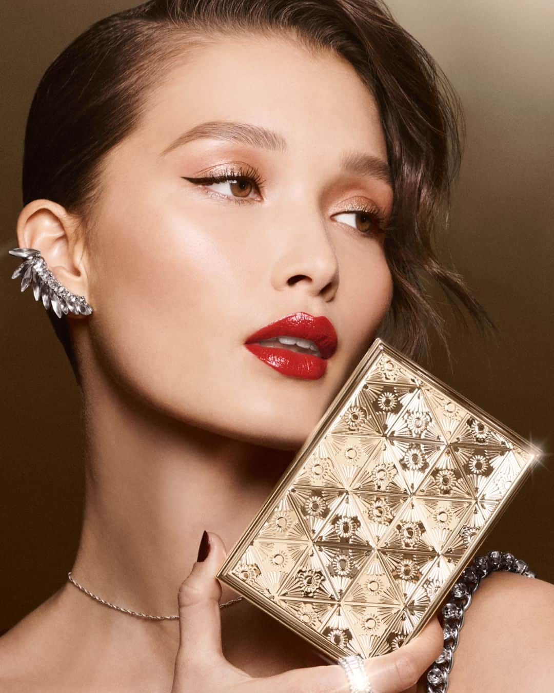 ボビイ・ブラウンさんのインスタグラム写真 - (ボビイ・ブラウンInstagram)「【HOLIDAY 1st WAVE】LUXE CHEEK & HIGHLIGHT PALETTE - ハイライターとチークが一つになったフェイスパレット。肌なじみのよいパウダーは、ふんわりと柔らかな印象から華やかな印象まで自由自在。  《 #ゴールデングラマーコレクション 》 #リュクスチークアンドハイライトパレット 限定2種 ✔10月13日(金)オンライン先行発売 ✔10月20日(金)全国発売  *各オンラインチャネルにより発売日が異なる場合がございます。  #BobbiBrown #ボビイブラウン #Holiday #ホリデイ #GoldenGlamourCollection #LuxeCheekAndHighlightPalette #限定コスメ #冬メイク #冬コスメ #ギフト #クリスマスギフト #クリスマスコスメ #クリスマスコフレ #アイシャドウパレット #アイシャドウ #アイメイク #限定パレット」10月9日 17時00分 - bobbibrownjapan