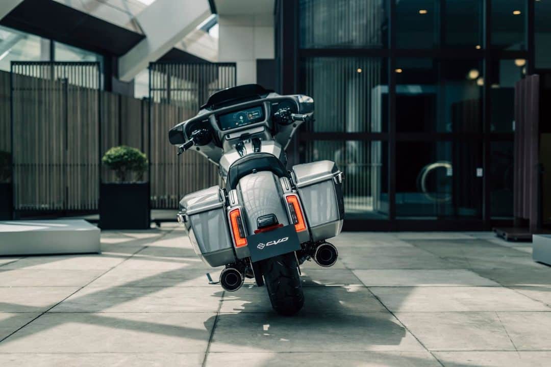 Harley-Davidson Japanさんのインスタグラム写真 - (Harley-Davidson JapanInstagram)「新型CVOデビューフェア 11/12(日)まで全国の正規ディーラーで開催中 『FEEL THE CRAFTSMANSHIP ～匠の技と情熱が融合した、最高峰モデルを体感しよう』  デリバリーまもない新モデルを期間限定で展示。期間中ご成約のお客様には、最高峰のCVOシリーズに相応しい上質なリゾートをお楽しみいただける星野リゾートの宿泊券（5万円分）を進呈します。（掲載写真は「界　阿蘇」）過去最高の排気量 1977ccを誇る新たな空冷 V ツイン、Milwaukee-Eight® VVT 121 エンジンを搭載し、大幅に進化した新デザインとCVOならではの精巧なカラーリングが特長の両モデルの魅力を、ぜひ店頭でお確かめください。  「CVO ストリートグライド」と「CVO ロードグライド」2モデルが揃って登場し、跨っていただきエンジン始動ができる*特別キャラバンも実施中。今週末10/14(土) 15(日)はH-D知立で開催します。*ご試乗はできません  詳しくはキャンペーンページへ https://www.h-d.com/jp/ja/tools/offers/dealer-event-campaign.html  #ハーレーダビッドソン #HarleyDavidson #UnitedWeRide #CVOStreetGlide #CVORoadGlide #CVOストリートグライド #CVOロードグライド #星野リゾート」10月9日 17時00分 - harleydavidsonjapan