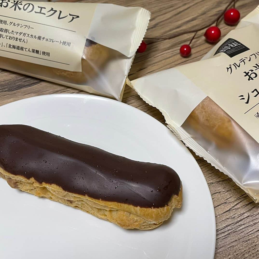 BIO-RAL靭店のインスタグラム：「. ちょっとビターなチョコレートが幸せ💖  ビオラルの人気シリーズに新商品 グルテンフリー お米のエクレアが登場👀✨  ◉国内産米粉を使用 ◉EU有機認証を取得したマダガスカル産チョコレート使用※ ◉北海道産バター、北海道産てん菜糖使用  ※EU有機認証およびレイズトレード認証を取得したマダガスカル産チョコレートを15%使用しています(チョコレート全体に占める割合) ※有機JAS認証は取得しておりません  ----------------------  コーティングされたチョコレートのパリッと感と、 もっちりとしたエクレア生地😋 噛めばほんのりビターでとろけるようなチョコカスタードが相性抜群🍫  ぜひお試しください💖  ◉おすすめ品 グルテンフリー お米のエクレア 1個／本体価格198円  ※価格は定番価格となりますので 店頭表示価格と異なる場合がございます。 ※数に限りがございます。売り切れの際はご容赦ください。 ※画像はすべてイメージです。  ----------------------------  皆さまの気になる商品は何ですか？ ビオラルで「買ってみました！」「試してみました！」など @bioral_west のタグをつけて教えてくださいね🍀  #グルテンフリー #米粉スイーツ #お米スイーツ #エクレア #お米のエクレア#お米のシュークリーム#レイズトレード #EU有機認証#アンファン#プライベートブランド #ビオラル生活 #biorallife #bioral #ビオラル #ビオラル靭店 #ビオラルエキマルシェ大阪店 #ライフ #ライフコーポレーション #ナチュラルスーパーマーケット #大阪スーパー #阿波座  #utsubopark #エキマルシェ大阪 #エキマルシェ #梅田 #大阪 #umeda #osaka #osakastation」