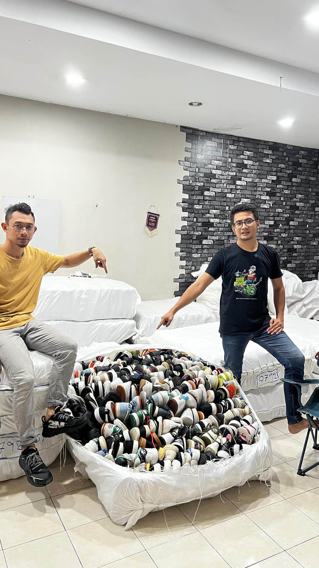 Koleksi Komik Malaysiaのインスタグラム：「Stok luncurrr🚀😁 #bundlekasut #bundlemalaysia #sepatu」