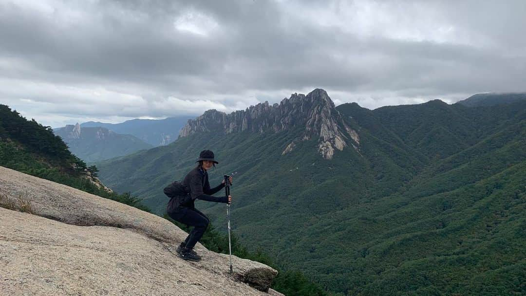 ユン・ジヘのインスタグラム：「v안할게요. 팔벌려 안할게요. 그냥 대충 찍어주세요  했는데 그야말로 대충찍힌 쿨함이 완성되었다. 나이스.」