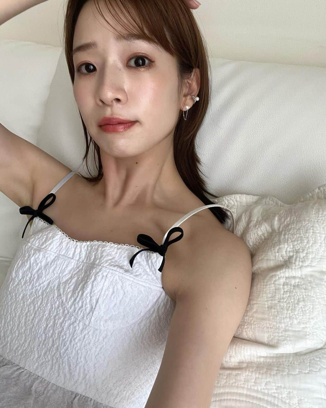 のインスタグラム：「みんなは今日はどんな一日でしたか？ 私はフル回転で編集をして過ごしました💻  (達成感！みんなも自分で自分のこと毎日褒めようね🤣)  そんな、少し頑張った自分に与えてあげたいのが ロクシタン イモーテル オーバーナイトリセットセラム！  夜のスキンケアに取り入れると、 寝ている間に集中ケアをしてくれるので、 朝起きた時にハリとツヤを感じるお肌に。  イモーテルの黄色いオイルカプセルが （１本の中に約3000個入っているらしい） お肌にのばすと弾けて美容液と溶け合うの！  みずみずしいテクスチャーで、 香りも良いので、スキンケアしながらリラックスできる！  ロクシタンのプロダクトは、 持っていてアガる洗練されたパッケージも大好きです☺️  #PR #ロクシタン #loccitanepr  #イモーテルオーバーナイトリセットセラム #夜用美容液 #美容液 #夜リセット」