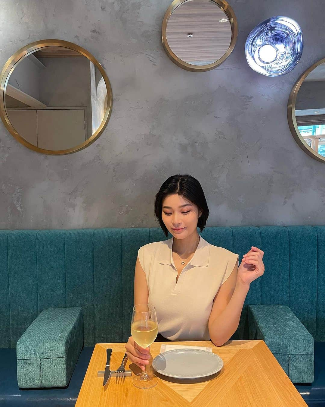 椿原愛さんのインスタグラム写真 - (椿原愛Instagram)「Ocean good table 渋谷さんにお邪魔して美味しいワインとビストロ料理♡ そしてジューシーで柔らかいステーキを頂きました🥩  鉄板で熱々できてお好みのレア度で食べられるよー🍖 もう、ワインと一緒に口に頬張る喜びったら…🍷  店内も可愛くて、思わず何枚も写真撮っちゃった😂  #PR  #shibuya_ogt #steakfrites」10月9日 17時04分 - ai.tsubakihara