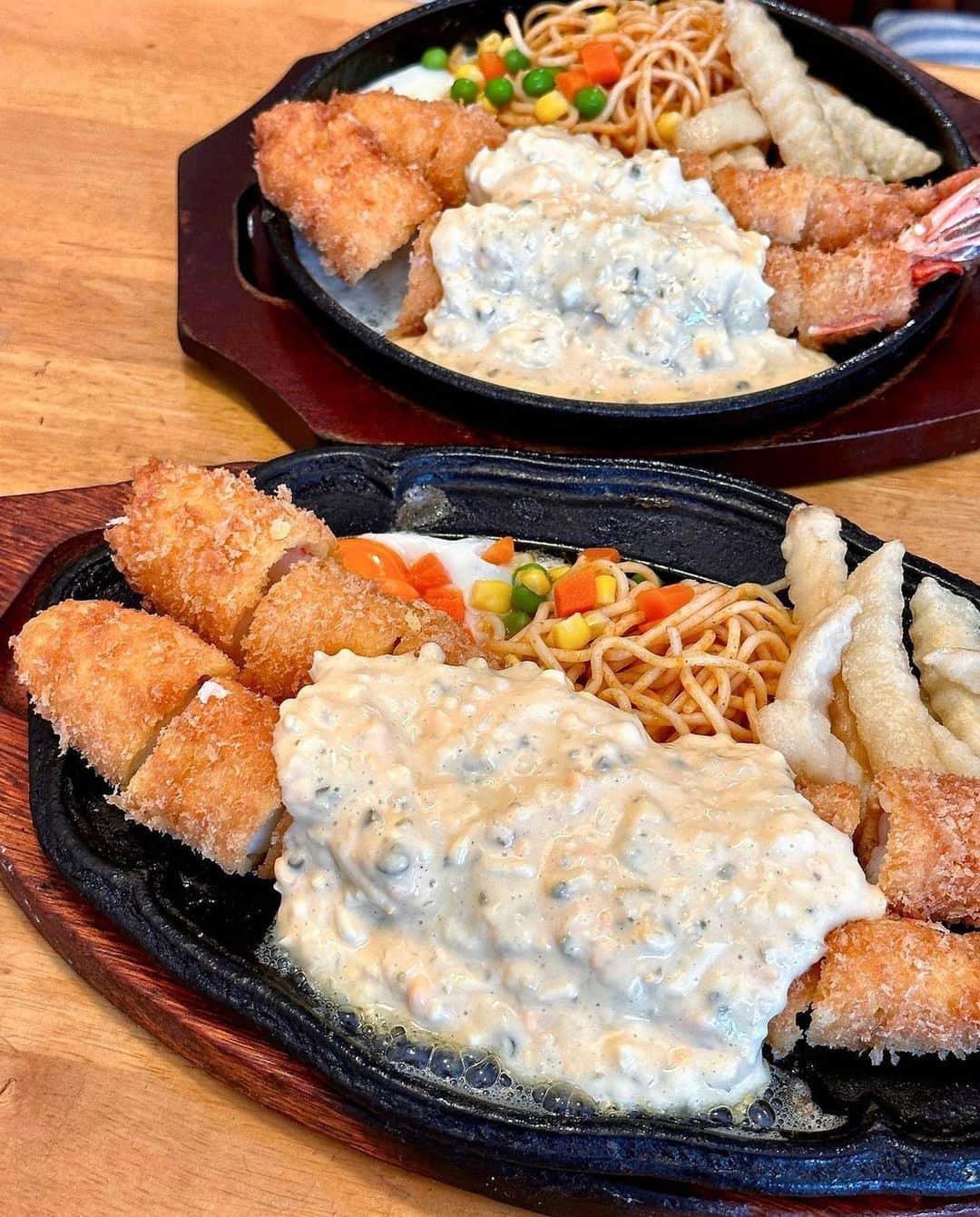 ナゴレコのインスタグラム：「📍「キッチン欧味」 ･････････････････････････････････････････  鉄板でいただく洋食グルメが必見🔥  千種にある「キッチン欧味」さんでは、ヨーロッパの伝統料理を日本風にアレンジした洋食メニューが楽しめます🍴💕  特に注目なのが熱々の鉄板にダイナミックに盛られたエビフライ定食🍤 上にたっぷりかかったタルタルソースがさらに食欲をそそります✨  さらに長さ30センチ越えのジャンボ&ジャンボエビフライ定食は、デカ盛りレベルのボリューム感で食べ応えもバッチリ💯  胃袋に自信がある人はぜひジャンボ&ジャンボに挑戦してみて🔥  ひとくちサイズにカットされていて食べやすいのもポイント🥢 ハンバーグ定食なども他の洋食メニューも気になります✨ みんなもぜひ行ってみてね🏃‍♂️  ┈┈┈┈┈┈┈┈┈┈┈┈┈┈┈┈┈┈┈  🍤名古屋のローカルグルメメディア【ナゴレコ】🍤  名古屋人がレコメンドする本当に美味しい名古屋めし🥢 これさえフォローしておけば、街の流行りがきっとわかる◎ 100名以上の編集部で作り上げる、名古屋エリア最大規模のグルメメディアです📝  他の投稿はこちらから👉 @nagoya_food  ┈┈┈┈┈┈┈┈┈┈┈┈┈┈┈┈┈┈┈  素敵な投稿にタグ付けしていただきありがとうございます✨  #ナゴレコ で、あなたの投稿をリポスト！ webサイト「ナゴレコ」もチェックしてね👀 ･････････････････････････････････････････  ☞ photo by （ @nagoya_kousuke ）さん  ☆☆☆ ⁡ 離婚して母子家庭となってからは、母の給料日の夜は外食をするのが毎月恒例でしたっ(; ･`д･´) ⁡ いつも三鷹駅近くにあるトンカツ屋、お値打ち寿司屋、そして『バンビ』という名の洋食屋から選択っ( ✧Д✧) ｶｯ!! ⁡ ハンバーグや海老フライにミニオムライスっ(; ･`д･´)盛り付けにはナポリタンが入り…なんか昭和感満載でしたっ(๑•̀ㅂ•́)و✧ ⁡ 店内も洋食屋というより、喫茶店という感じでフォークやナイフより箸が似合う感じっ(థ公థ｡) ⁡ お会計は母から1万円札を渡され、自分が大金を預かり自慢気に会計をしてましたっ( ✧Д✧) ｶｯ!! ⁡ ⁡ 毎月恒例の給料日外食…一生懸命に働き、ビール一本を飲み、帰りにスイーツを買って帰宅っ(; ･`д･´) ⁡ 自分は給料日を楽しみにしてましたが、母は幸せだったのでしょうかっ( ✧Д✧) ｶｯ!!  子供を育てるのに懸命な生活… ⁡ 亡くなった後から…よくそんなことを考えてしまいますっ(థ公థ｡) ⁡ もっと何かしてあげれば…って思いますが…自分的には、こうして思い返す事も大切な親孝行なのだと思っていますっ( ✧Д✧) ｶｯ!! ⁡ ⁡ ⁡ ⁡ 【 キッチン欧味 】 @kitchen_ohmi さん ⁡ 街中にある大人気の洋食屋さんっ( ✧Д✧) ｶｯ!!ご飯の量も多いので男性からも大人気っ(థ公థ｡) ⁡ 週末は駐車場待ちや行列は当たり前ですっ(๑•̀ㅂ•́)و✧ ⁡ ▪️ジャンボエビフライ定食 2700円 ▪️ジャンボ&ジャンボエビフライ定食 2980円 ⁡ 今回はお初のジャンボ&ジャンボに挑戦っ(; ･`д･´)長さは約30㎝のロングサイズっ(థ公థ｡) ⁡ トップ画の奥側が25㎝のジャンボでございますっ( ✧Д✧) ｶｯ!! ⁡ 揚げたてのエビフライは食べやすいようにカットされ、熱々の鉄板に乗ってますっ( ´థ౪థ) ⁡ 付け合わせのナポリタン、そして豪快にかけられたタルタルが食欲をそそりますっ(๑•̀ㅂ•́)و✧ ⁡ もうこれ…名古屋めしだがねーっ(๑•̀ㅂ•́)و✧ ⁡ しばらく海老はいらないってぐらいの大満足っ( ✧Д✧) ｶｯ!! ⁡ でもまた食べたくなって再訪しちゃうんだよねーっ(థ公థ｡)ご馳走様でしたっ！ ⁡ ⁡ ☆☆☆☆☆☆☆☆☆☆☆☆☆☆☆☆☆☆☆☆☆ ⁡ ▪️キッチン欧味 ▪️名古屋市千種区千種1-9-23 ▪️050-5457-2645 ▪️11:00〜15:00、17:00〜21:00 ▪️月曜定休(祝の場合は火曜) ▪️駐車場有り ⁡ ◉ お店の都合により変更があるかもしれません。行かれる場合は定休日や営業時間の再確認を！ ⁡ ☆☆☆☆☆☆☆☆☆☆☆☆☆☆☆☆☆☆☆☆☆ ⁡」