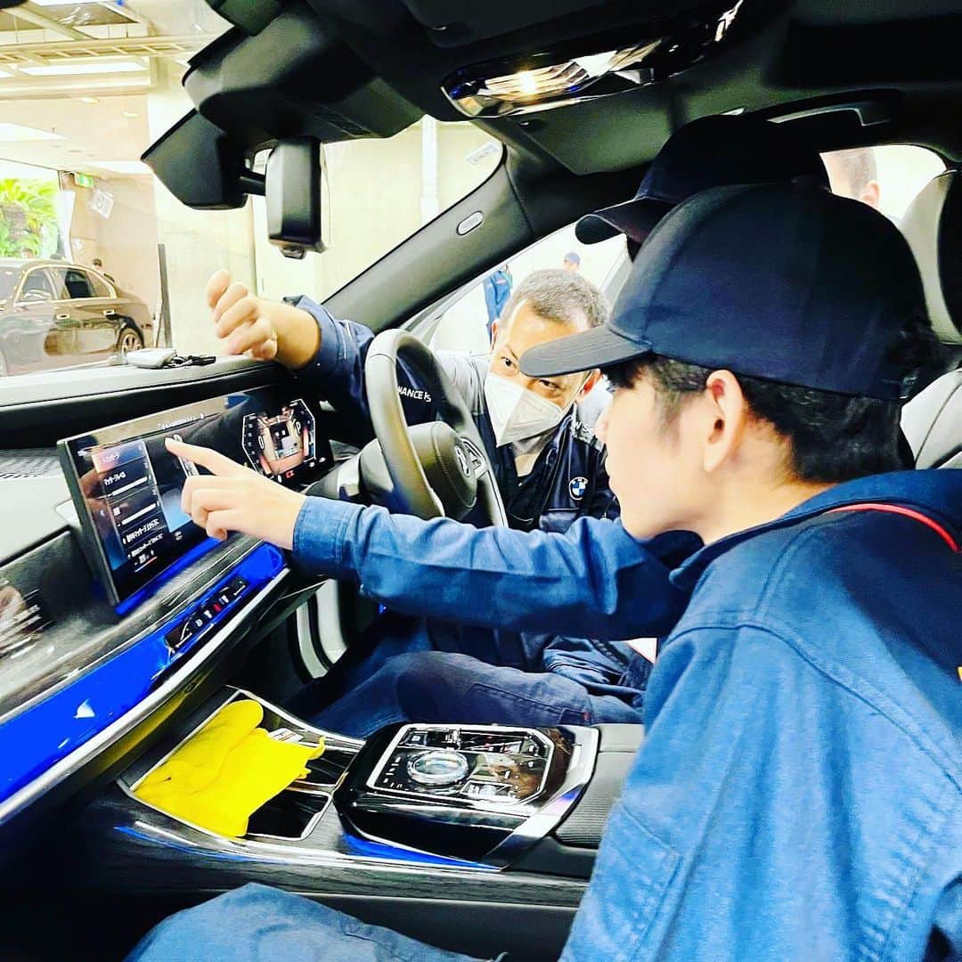 日本工学院のインスタグラム：「一級自動車整備科/自動車整備科の学生が、企業連携実習で最新の車に乗車体験している様子💁‍ . 自動車の最新テクノロジーについて、担当者の方に教えてもらいました😌 . . 「#日本工学院」をチェック！！ 学生が投稿したリアルな日常風景を見ることができますよ！ . .  #nihonkogakuin #専門学校 #日本工学院八王子専門学校 #日本工学院専門学校 #教職員投稿写真 #一級自動車整備科 #自動車整備科 #若きつくりびと #自動車整備士 #自動車整備士の道 #メカニック #ものづくり #自動車 #車好き #車好き男子 #車好き女子  #1級整備士 #2級整備士 #ロードサービス #メンテナンス」