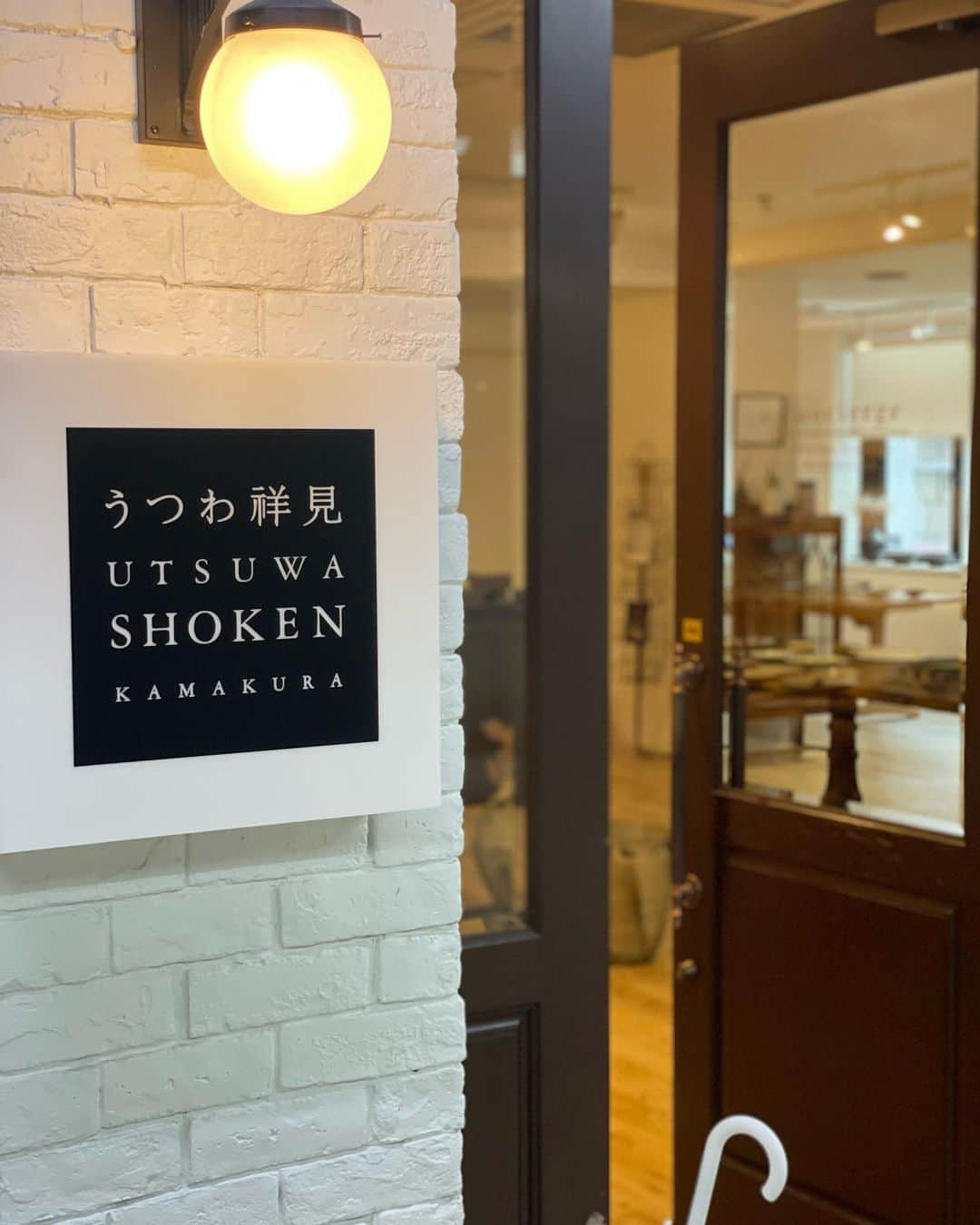 松見早枝子さんのインスタグラム写真 - (松見早枝子Instagram)「昨日突発で来た横浜。 今日は鎌倉に寄り道を😊 ・ あまり時間が無いのと雨なので、知っている場所だけささっと。 ・ #レザンジュ鎌倉本店 は、鎌倉らしい店内で、鎌倉彫りのトレイに載った美味しいケーキが食べられますよー🫖 ・ チーズケーキ「アイアシェッケ 」と、バナナのケーキ「カリブ」がとっても美味しかった❗️ ・ あとは、鎌倉駅に近い#うつわ祥見 さんのコンシェルジュの方に寄り、ついでに隣で開催中の小野象平さんの展示会も。 ・ 実は今週末も別件で行こうと思っていたので、また数日後に行くかもしれません。笑 今度は晴れてるといいな。 ・ これから🎳に付き合って帰ります🤣 ・ ・ #鎌倉カフェ #鎌倉のケーキ屋さん #鎌倉散歩 #粮理家 #ウェルネスフードスタイリスト #松見早枝子」10月9日 17時05分 - saekomatsumi