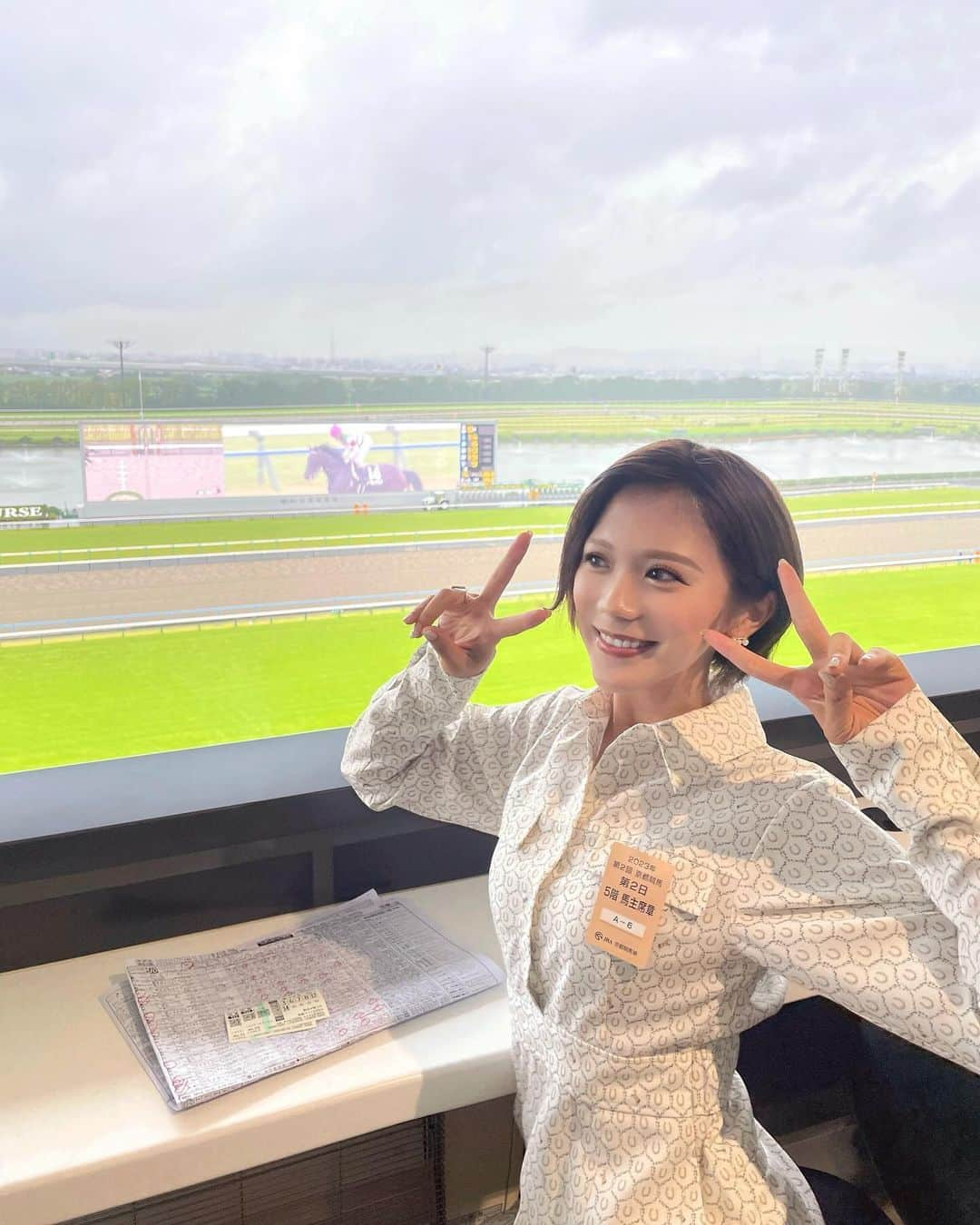 海江田麻貴のインスタグラム：「ㅤㅤㅤㅤㅤ  ㅤㅤㅤㅤㅤ きのう☺︎京都競馬第2日目 改修後はじめての京都競馬場✨とっても綺麗でした🤍 夢のような体験をさせてもらいました🏇  ㅤㅤㅤㅤㅤ 秋競馬さいこう〜🤍🤍🤍 シーズンだ〜〜〜これからのGⅠも楽しみ🤭  ㅤㅤㅤㅤㅤ  ㅤㅤㅤㅤㅤ誕生日に親友がくれた @eimygolf のワンピース🐴 ゴルフウェアだけど普段も着まくる😍 蹄鉄とお馬さんの柄なの、、最高すぎ可愛すぎる宝物🥹🐎🩷  ㅤㅤㅤㅤㅤ  ㅤㅤㅤㅤㅤ  ㅤㅤㅤㅤㅤ  ㅤㅤㅤㅤㅤ #京都競馬場 #中央競馬 #淀 #秋競馬 #競馬女子 #UMAJO #予想会 #競馬予想 #園田競馬場 #イメージガール #生配信 #japanesegirl #日本女孩 #ウマジョ #地方競馬 #競馬好きと繋がりたい」