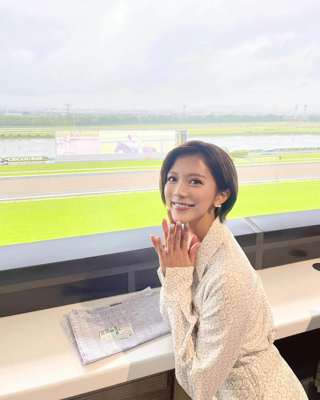 海江田麻貴さんのインスタグラム写真 - (海江田麻貴Instagram)「ㅤㅤㅤㅤㅤ  ㅤㅤㅤㅤㅤ きのう☺︎京都競馬第2日目 改修後はじめての京都競馬場✨とっても綺麗でした🤍 夢のような体験をさせてもらいました🏇  ㅤㅤㅤㅤㅤ 秋競馬さいこう〜🤍🤍🤍 シーズンだ〜〜〜これからのGⅠも楽しみ🤭  ㅤㅤㅤㅤㅤ  ㅤㅤㅤㅤㅤ誕生日に親友がくれた @eimygolf のワンピース🐴 ゴルフウェアだけど普段も着まくる😍 蹄鉄とお馬さんの柄なの、、最高すぎ可愛すぎる宝物🥹🐎🩷  ㅤㅤㅤㅤㅤ  ㅤㅤㅤㅤㅤ  ㅤㅤㅤㅤㅤ  ㅤㅤㅤㅤㅤ #京都競馬場 #中央競馬 #淀 #秋競馬 #競馬女子 #UMAJO #予想会 #競馬予想 #園田競馬場 #イメージガール #生配信 #japanesegirl #日本女孩 #ウマジョ #地方競馬 #競馬好きと繋がりたい」10月9日 17時06分 - _makiii0924_