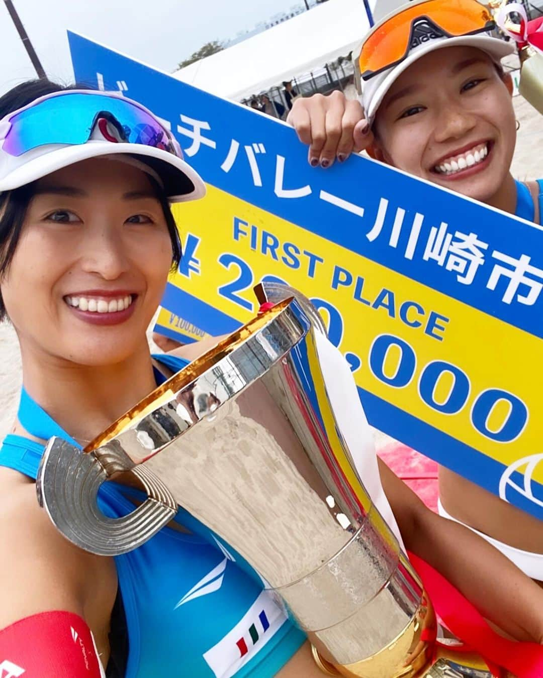 橋本涼加のインスタグラム：「.  川崎市長杯優勝しました🥇 勝って終わることができて嬉しいです😊 たくさんの応援をありがとうございました。  次戦は10/13〜グランフロント大阪にて マイナビジャパンツアー！ 会場は大阪駅の目の前です。 是非遊びに来て下さい😊  #toyota #beachvolley  #kawasaki  #川崎市長杯  #川崎マリエン」