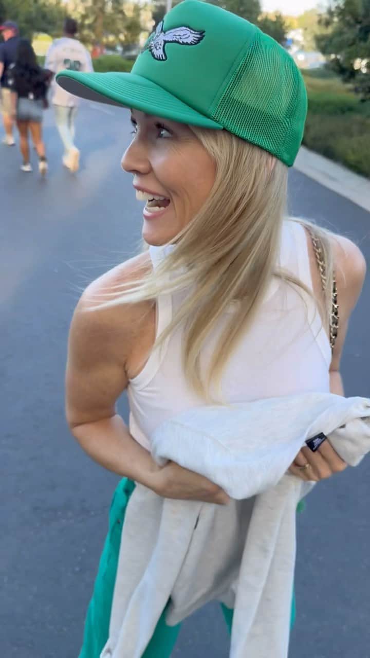 ジェニー・ガースのインスタグラム：「5 - 0 baby!  #flyeaglesfly @sofistadium @philadelphiaeagles」