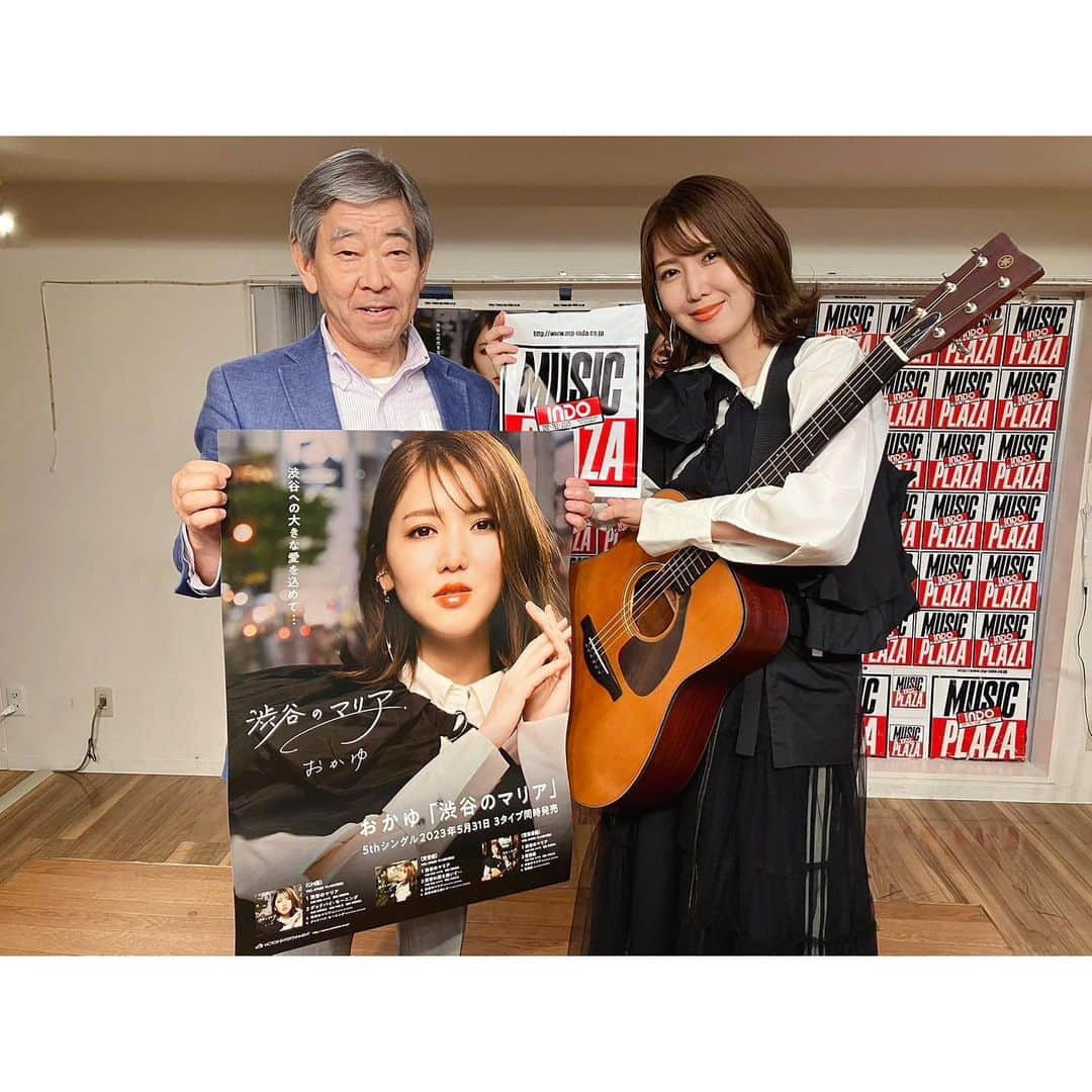 おかゆさんのインスタグラム写真 - (おかゆInstagram)「🎼🐶🎶🎸💫🌈  金曜は天神ミュージックプラザインドウさんで 初！九州店頭キャンペーン💫  お越し下さいました皆様、 インドウの皆様、スタッフの皆様、 ありがとうございました！🐶🎶 平日にも関わらず、 他県からお越し下さったファミリーや 博多演歌まつりがきっかけで お越し下さった方々も…🥹🎸 インドウさんと道玄坂との繋がり、ご縁、 素敵なお花も感謝です…🍷💐 関東から駆け付けて下さった ファミリーにも心から感謝🥹  嬉しかったばい！ そう遠くないうちに必ず来るけん、 待っとってね！😘  #渋谷のマリア #天神 #感謝 #ミュージックプラザインドウ  #博多演歌まつり  #おんなギター流し #シンガーソングライター #japanesegirl #singersongwriter #music」10月9日 17時09分 - okayu_dayu