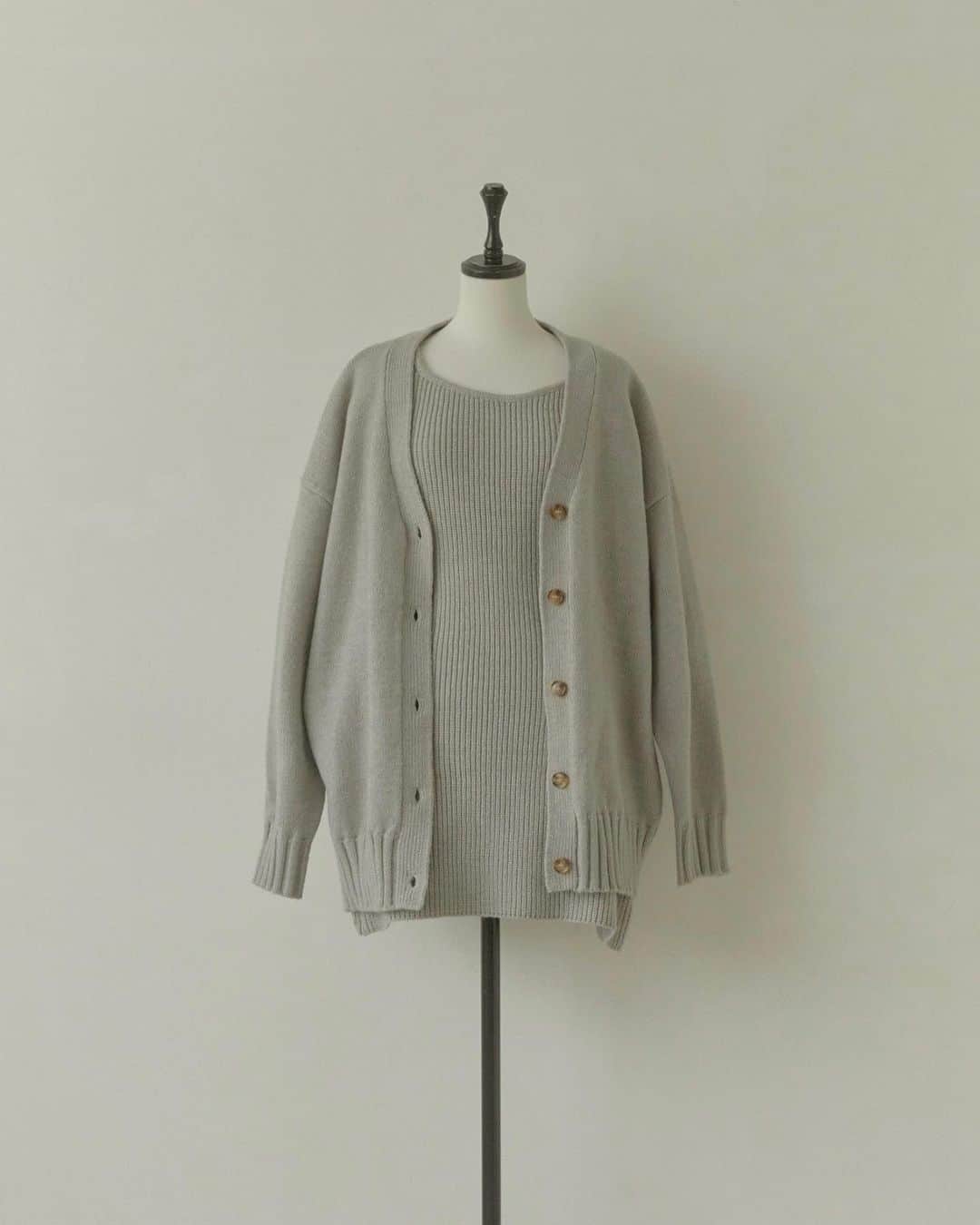 のインスタグラム：「#preorder ✔︎Twin cardigan knit ワンピース ¥19,800(tax in) . . 開催中の名古屋PARCO POPUP STOREでもお取り扱いしております。 詳しくはWEB STORE(@acym_official )のTOP URLよりご覧ください。  #ACYM #ootd #outfit #ニット #カーディガン #ロングブーツ #ロングブーツコーデ #ブーツ #秋服 #秋コーデ」