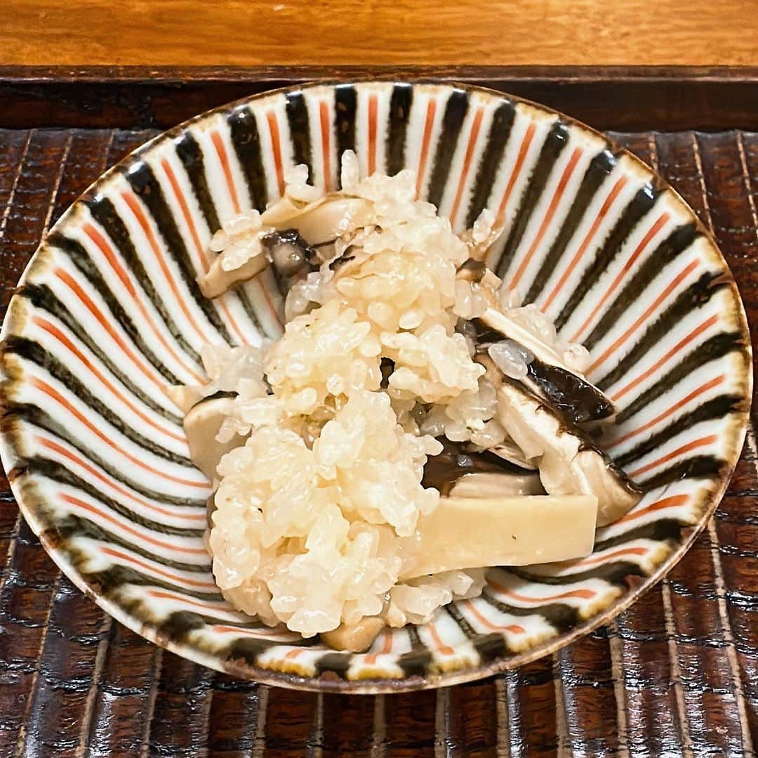 山岸久朗さんのインスタグラム写真 - (山岸久朗Instagram)「松茸の春巻き‼️ 「熱いので気をつけて下さい」史上最熱でした  #大人のディズニーランド  三多さん行く日は朝からワクワク 三多さんの松茸ごはんで、おかわりどうですか？って聞かれたら、もう太ってもいい‼️笑笑 #3杯食べた   #三多 #竹屋町 #竹屋町三多  #ヒモノラ #まつたけ #松茸 #松茸蘑菇  #송이버섯 #เห็ดมัตสึทาเกะ  #Matsutake #Matsutakemushroom #matsutakemushrooms  #takeyamachimita」10月9日 17時20分 - yamaben