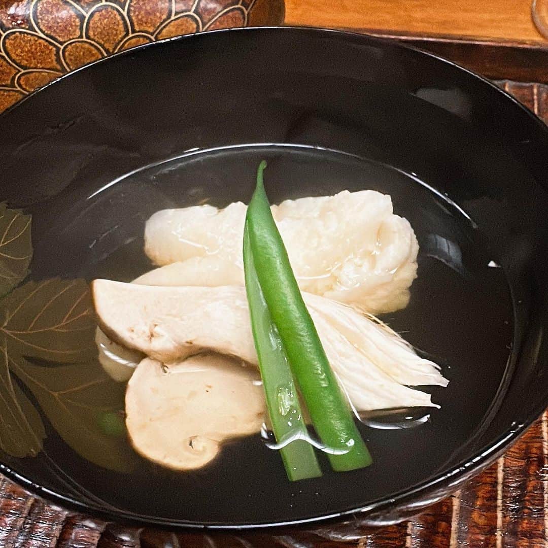 山岸久朗さんのインスタグラム写真 - (山岸久朗Instagram)「松茸の春巻き‼️ 「熱いので気をつけて下さい」史上最熱でした  #大人のディズニーランド  三多さん行く日は朝からワクワク 三多さんの松茸ごはんで、おかわりどうですか？って聞かれたら、もう太ってもいい‼️笑笑 #3杯食べた   #三多 #竹屋町 #竹屋町三多  #ヒモノラ #まつたけ #松茸 #松茸蘑菇  #송이버섯 #เห็ดมัตสึทาเกะ  #Matsutake #Matsutakemushroom #matsutakemushrooms  #takeyamachimita」10月9日 17時20分 - yamaben