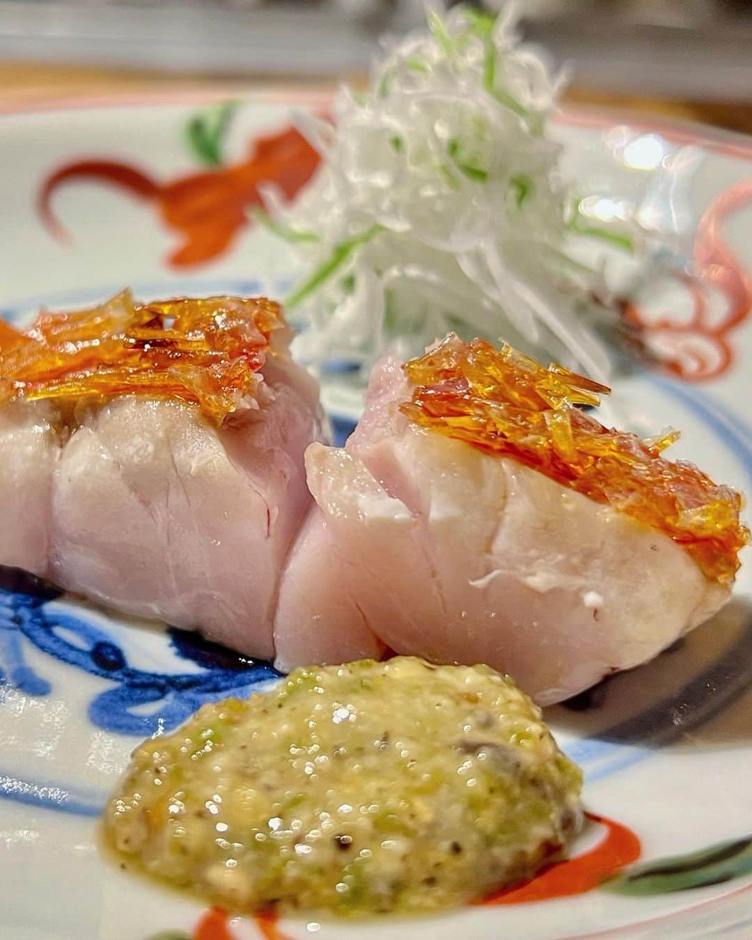 宮崎まこのインスタグラム：「茶懐石 温石🥢日本料理  スペシャリテ金目鯛 じゅわっと出てくる脂、程よい水分量が残って皮はパリパリ！ 最高でした。  #茶懐石温石 #温石 #焼津グルメ #サスエ前田魚店 #日本料理 #日本美食 #美食推薦 #静岡グルメ #予約困難店 #予約困難店グルメ #shizuoka #shizuokajapan」