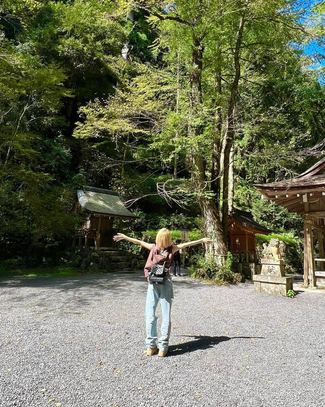 藤堂静華さんのインスタグラム写真 - (藤堂静華Instagram)「︎︎︎︎☑︎ 🐉🫧  京都旅で1番行きたかった貴船神社⛩ 気持ち良すぎた🥺💖  小学生ぶりに行けて大満足でした💮✨  #貴船神社#高龗神#京都#京都旅行 #fashionstyle #ootd#kyoto#浄化」10月9日 17時13分 - shizuka___official