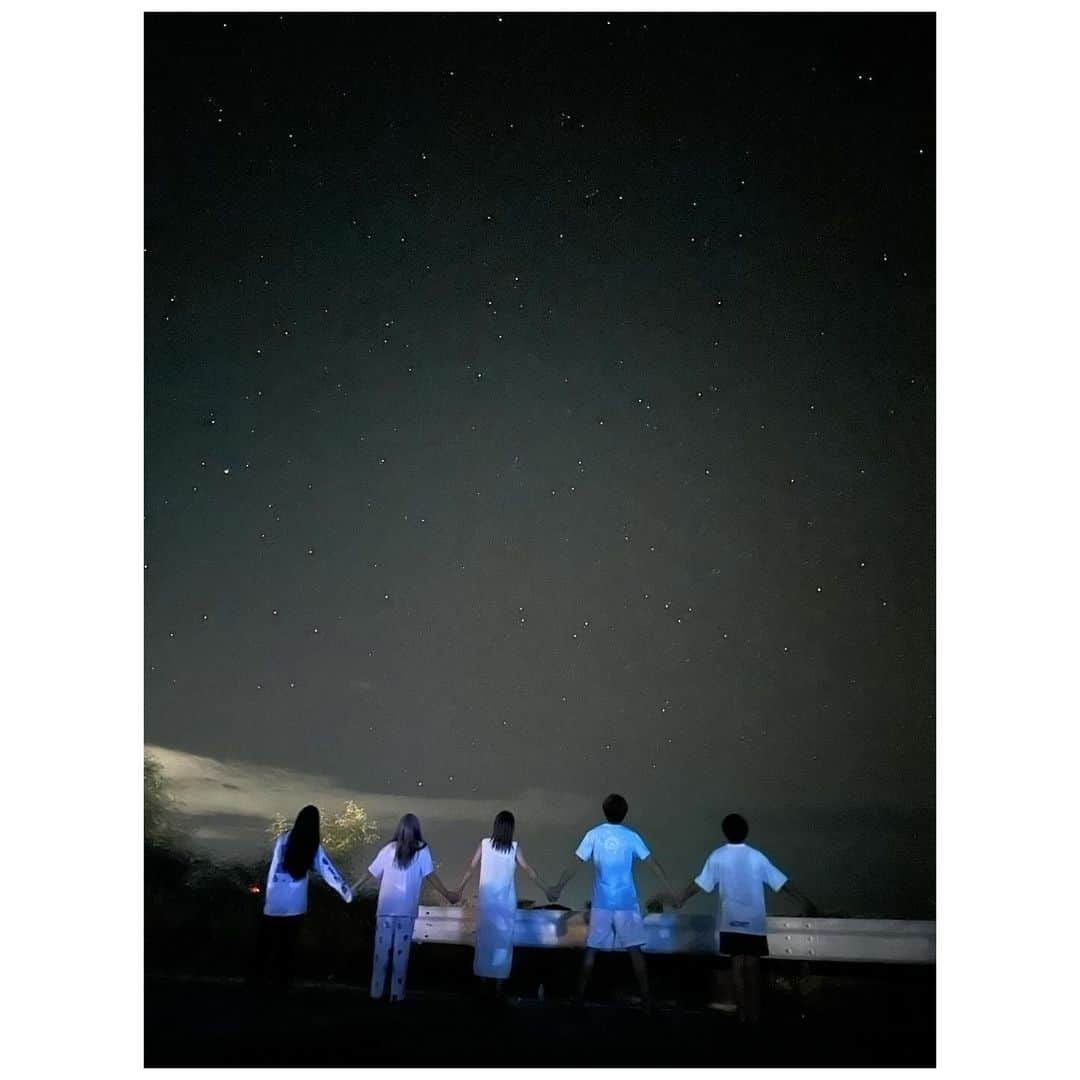 辻希美のインスタグラム：「iPhoneで撮る夜空との写真がエモ過ぎた🥹🌟🌟🌟💕"」