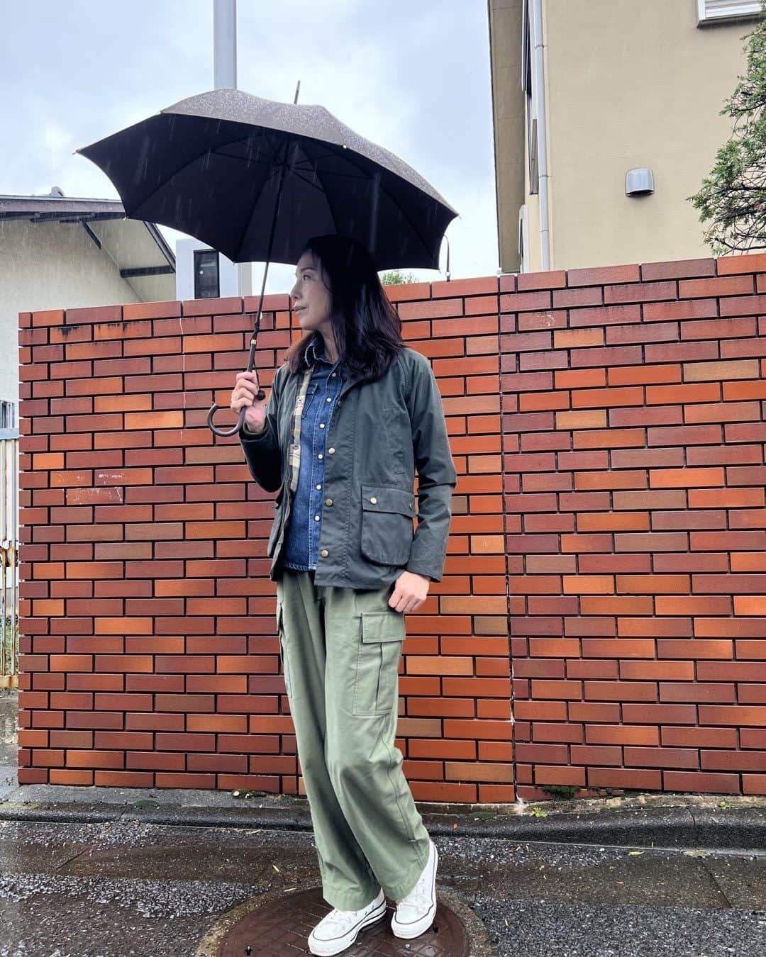 高橋ひとみのインスタグラム：「今日の東京は冷たい雨の1日でした☔️ 雨の中、たくさんの方々に舞台『ハリー・ポッターと呪いの子』を観に来ていただき本当にありがとうございました😊 🧥 : @barbourjapan  #barbour  🌂: #foxumbrellas」
