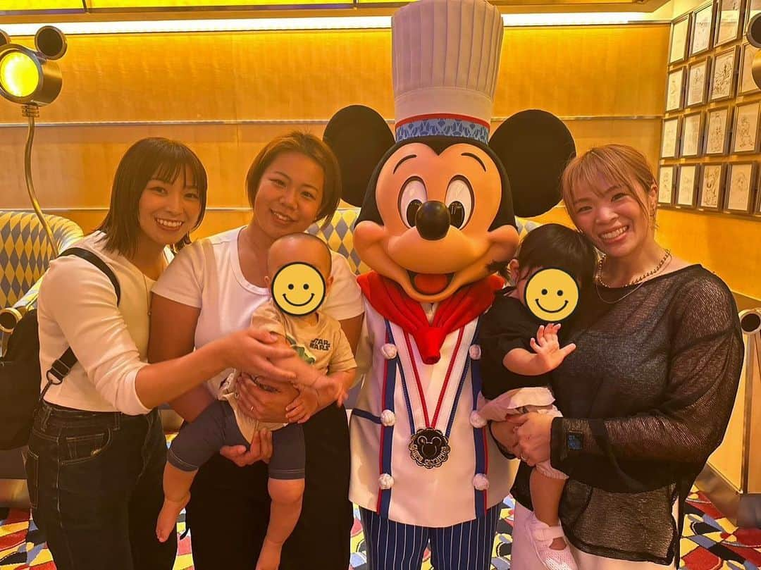 川井友香子のインスタグラム：「. 姪っ子のディズニーデビューにちゃっかり便乗🎃 今まで乗り物に全振りしたディズニーの楽しみ方 しかしてこなかったから知らないエリアも沢山あったし新鮮だったー🧚🏻‍♀️🧞‍♂️  ホテルもシェフミッキーも、その他諸々予約しておいてくれた友達のおかげでスムーズで、最高な2日間だった😚🩵  最後の写真、姪っ子撮るのに必死で 横にキャラクターいることに気づかなかったのを 友達が撮ってくれてた😂✨」