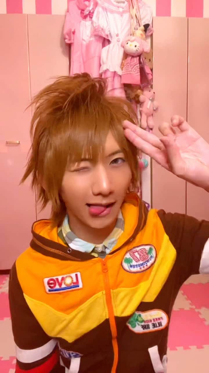 のインスタグラム：「平成男児🎮⚽️が→平成ギャル男🤟🏽🏖️に変身しちゃうメイク動画✨💫  #ギャル男 #平成男子 #gyaruo #メンズメイク #メイク動画  #makeup  #make」