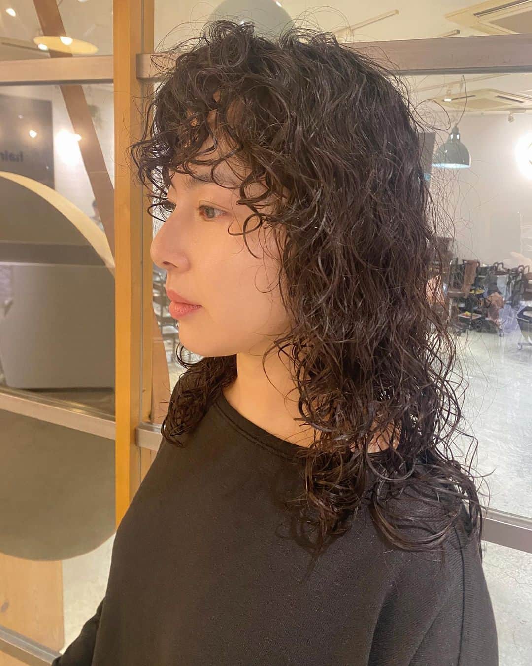 松崎夕のインスタグラム：「👩‍🦱  前髪も作ってもらって、引き続きパーマを楽しんでいます🐩✌️  #hair」