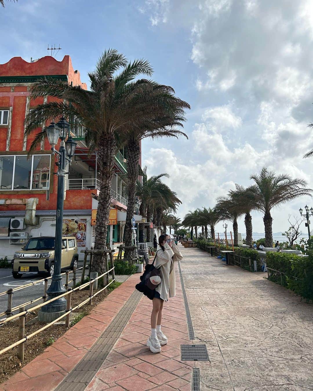 島崎友莉亜のインスタグラム：「2泊３日沖縄旅行🛫 リアル夏休み、みんなで過ごしました🌻ぜんぶ大事な時間だったな〜！アルバム見てにやにやしてる！お裾分けさせてくださいっ🌻」