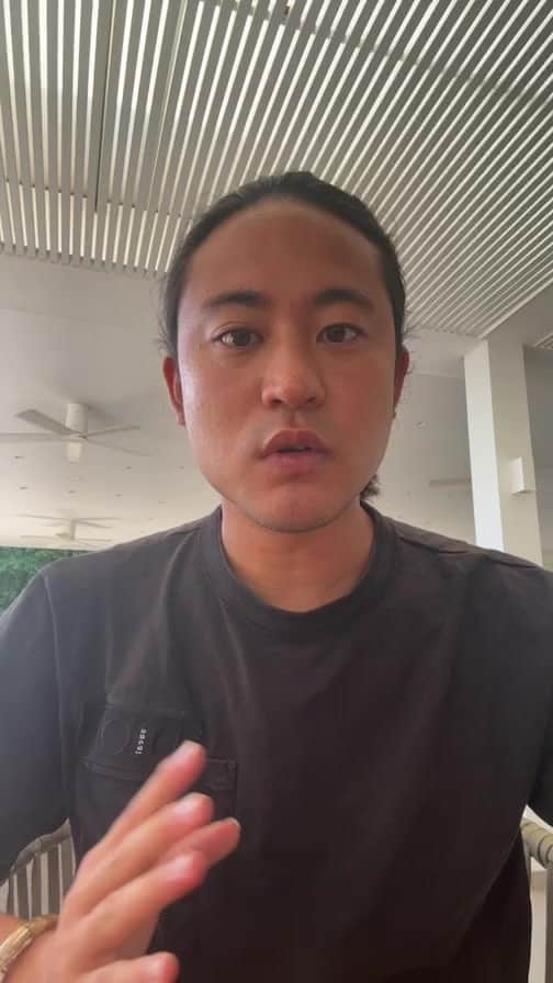 西澤良磨のインスタグラム：「【日本語🇯🇵English🇬🇧】 ⁡ 世界を子連れ犬連れで旅するパーマネントトラベラーのRYOMAです！ I’m RYOMA - a permanent traveler who travels the world with kids and a dog! ⁡ 始めるのに遅すぎることなんてないって感じた話 This live talk is about the story that I felt there’s nothing too late to start ⁡ ⁡ 【家族で暮らすように旅をして約5年】 ⁡ 結婚しても、子供ができても、犬がいても ⁡ 世界中にセカンドホームと思える場所を たくさん作りたいと思って始めた パーマネントトラベラーという生き方 ⁡ 20歳の時に母が100万人に1人のガン 余命1年と宣告され ⁡ 「後悔のない人生を全力で生きる」と決めて ⁡ 生き続けてきた結果はプロフィールへ ⁡ ⁡ #パーマネントトラベラー #生き方 #セカンドホーム #後悔のない人生 #家族 #世界を旅する #子連れ #犬連れ #海外生活  #連続起業家 #海外起業家 #permanenttraveler」