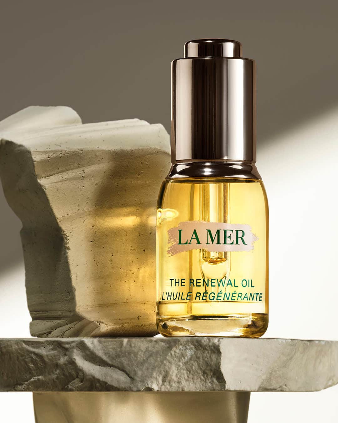 ドゥラメールのインスタグラム：「Small in size, packed with nourishing, replenishing benefits. Indulge in the deluxe size of The Renewal Oil for easy, on-the-go radiance, and skin that feels soft and smooth.  #LaMer #LaMerSkincare #LaMerRenewalOil」