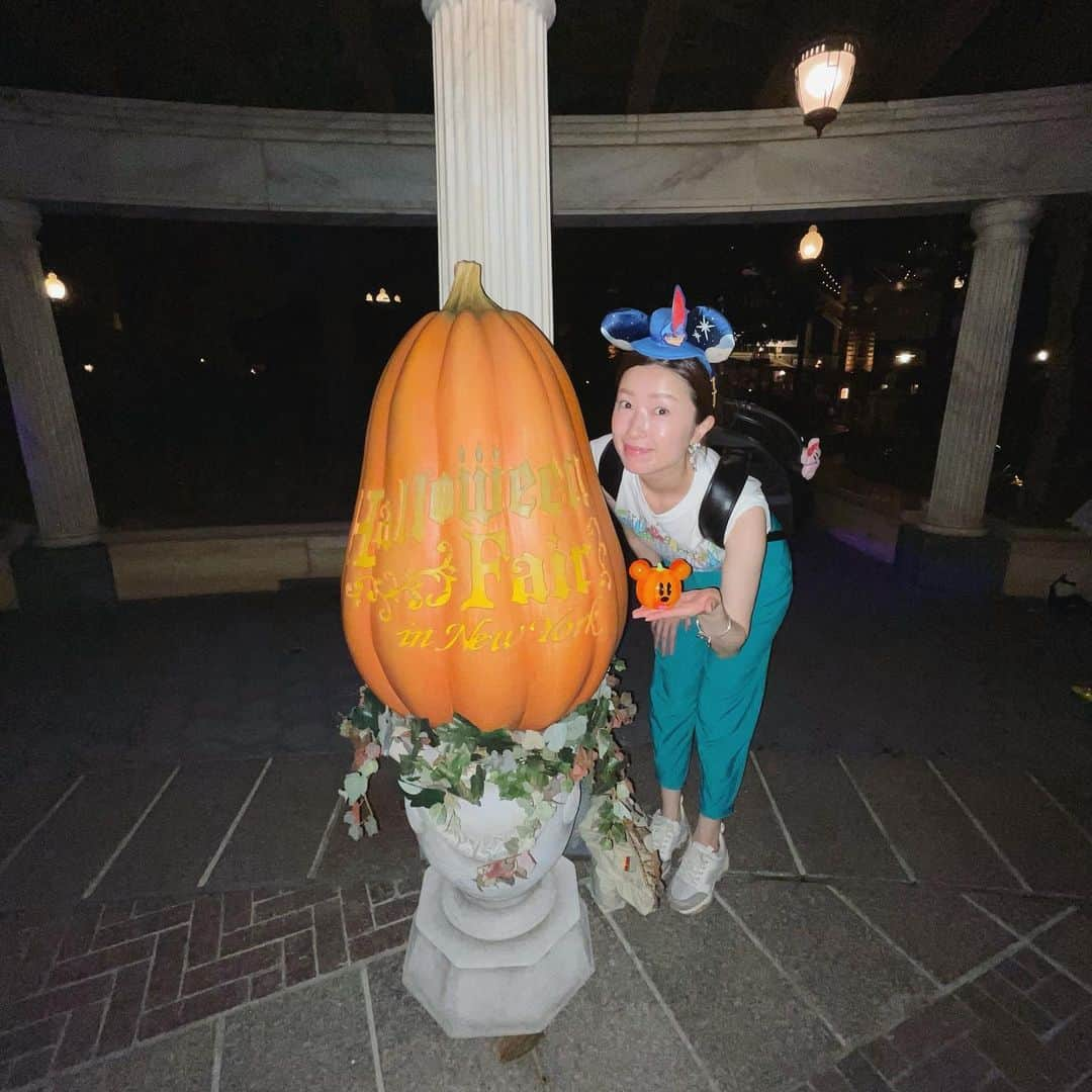 木谷有里のインスタグラム：「Disney Sea Halloween୨♡୧  9月末に行ったディズニーシーハロウィン2023🎃 装飾がとっても可愛かった♪ ディズニーフードもたくさん食べたよ♪ こちらの様子は【木谷姉妹】のYouTubeチャンネルで✨  この日は真夏のような暑さだったのに最近はすっかり寒くなりましたね！ 冬が来る準備（衣替え）しなきゃ👀  #ディズニーシーハロウィン2023 #tokyodisneyhalloween2023 #tokyodisneysea #ディズニーフード」